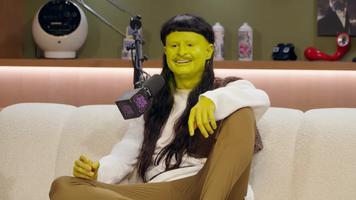 Ende April war Oliver Tree im Podcast "Zach Sang Show" zu Gast, passend zu seinem absurden Künstler-Image verkleidet als Shrek, um sein neues Album zu bewerben. 