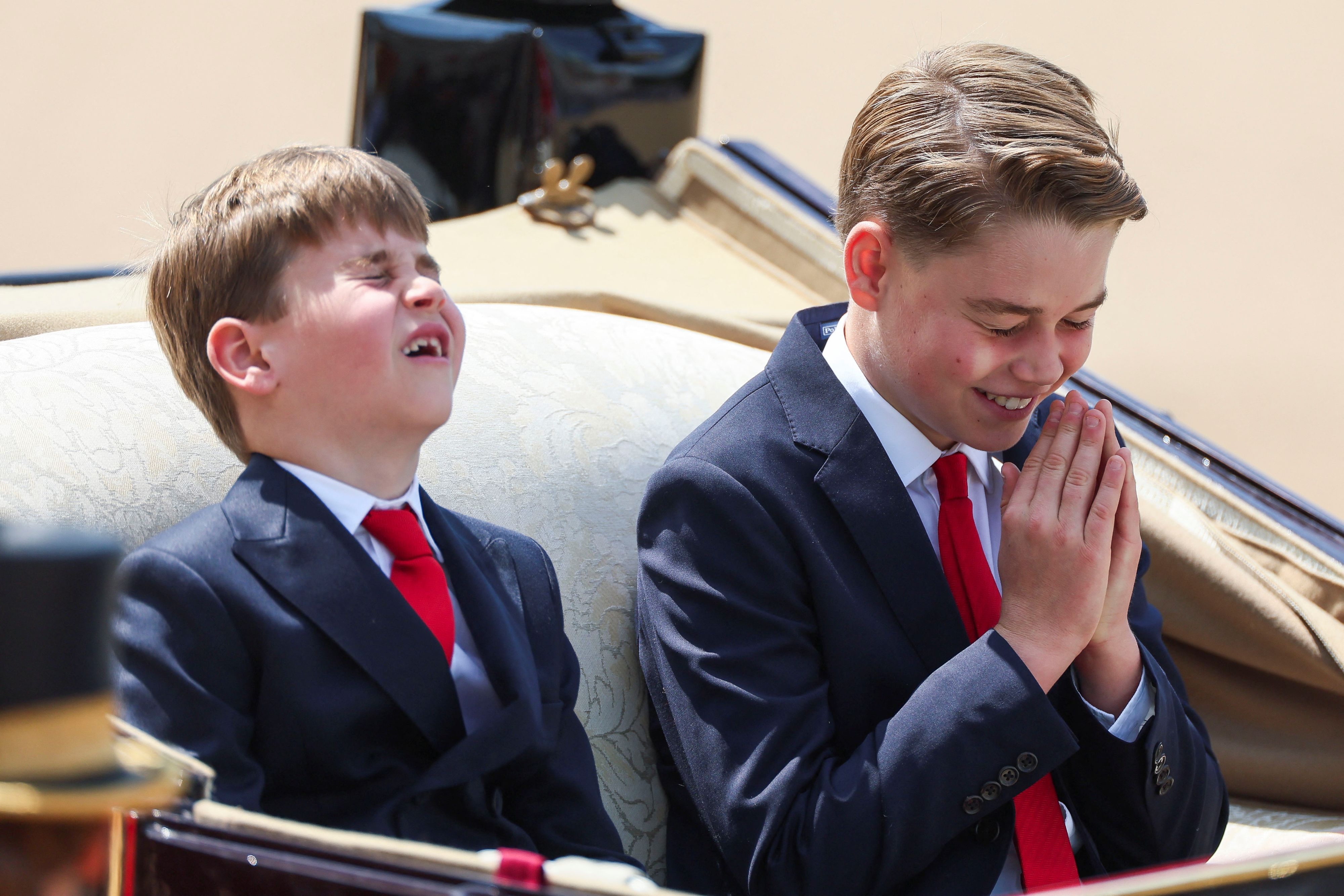 Prinz Louis und Prinz George (r.) in einer Kutsche während der 