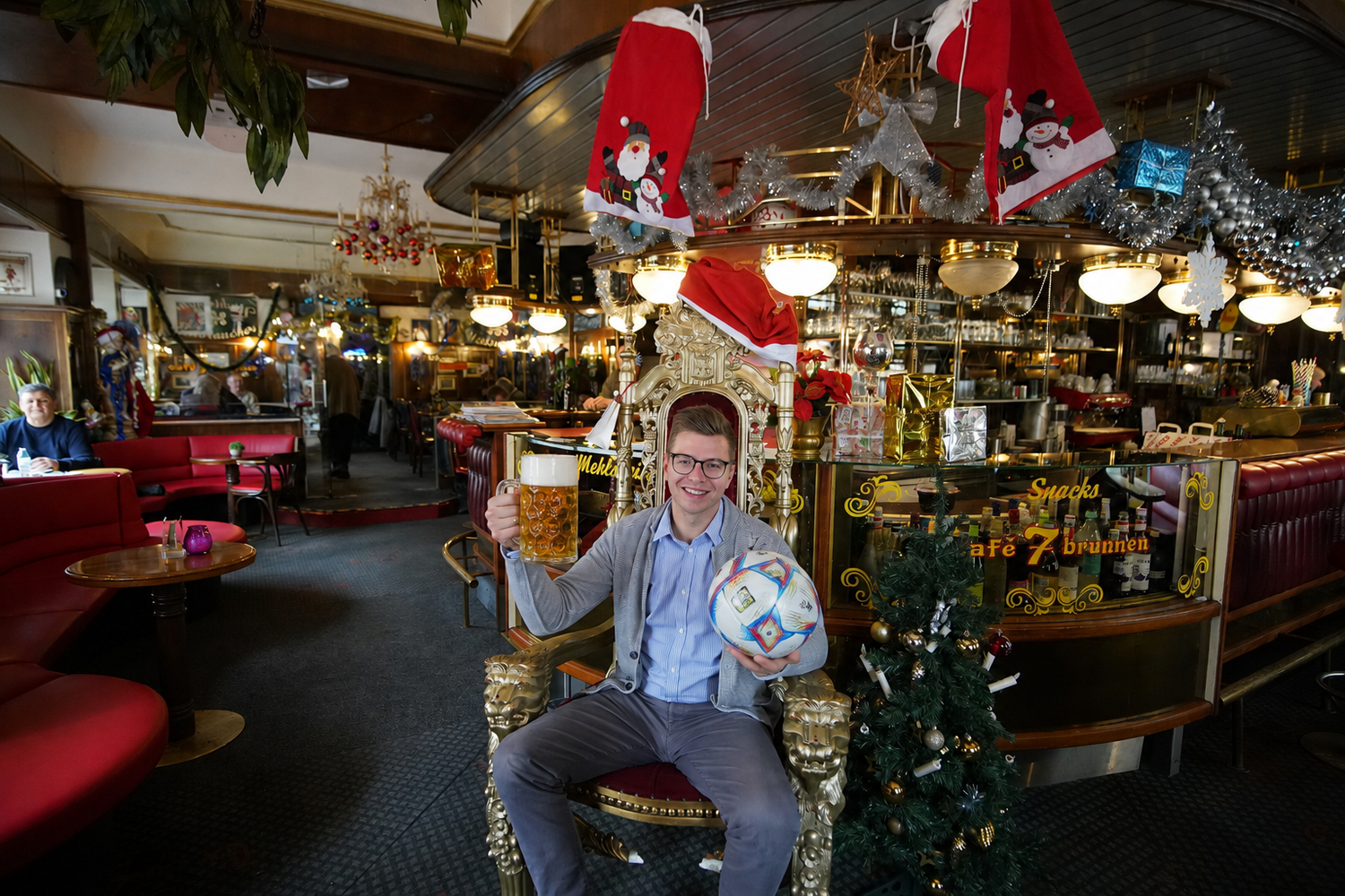 Siebenbrunnen-Café-Boss Patrick Holzinger lädt zum ÖFB-Auftakt bei der WM zum Gratis-Bier.