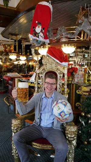 Gratis-Bier zur Fußball-WM: Wiener Kult-Wirt schenkt zum ÖFB-Ankick im Siebenbrunnen-Café ab 5.30 Uhr Zwettler aus. Aktion solange Vorrat reicht.