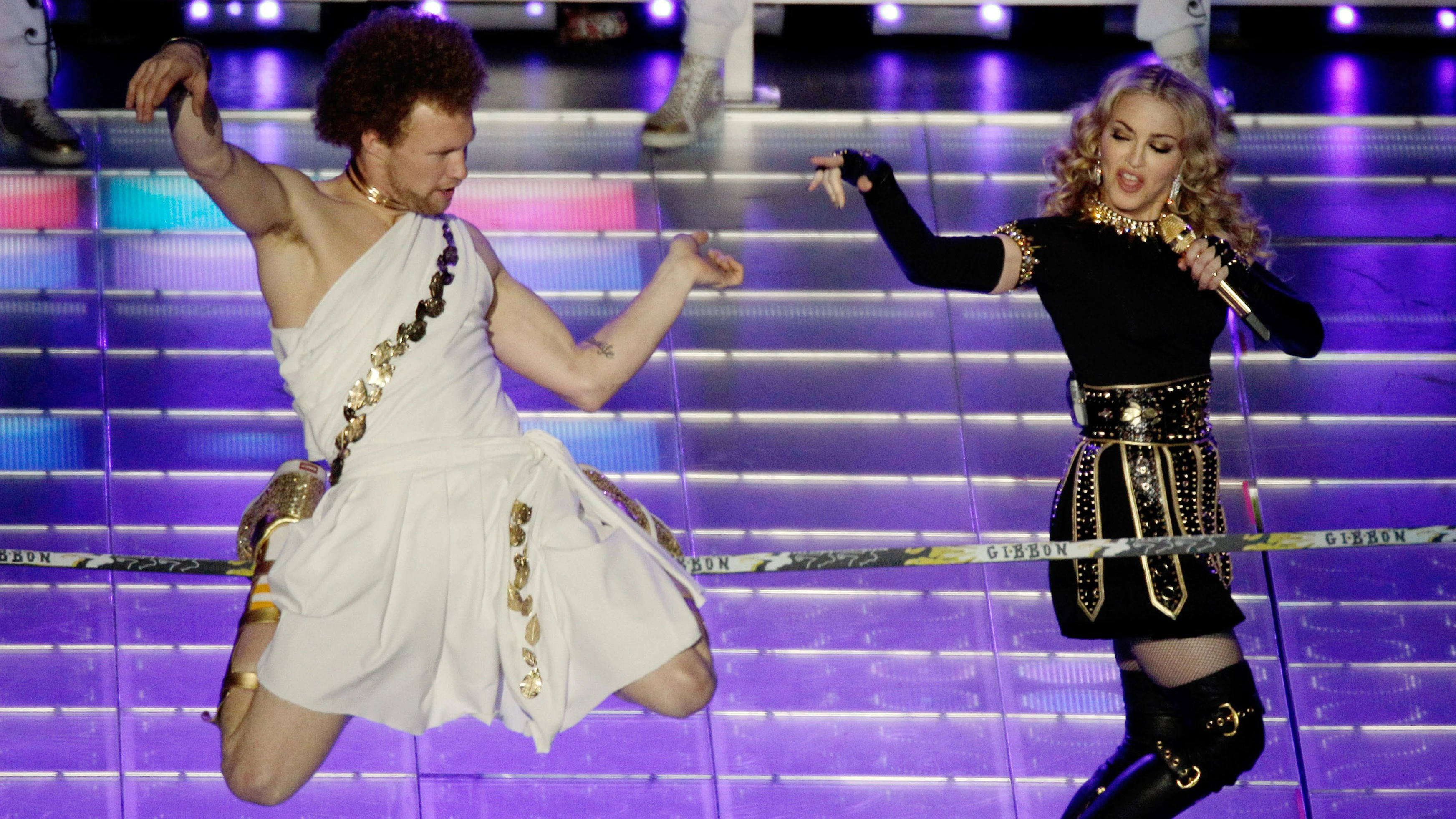 Andy Lewis bei einem Stunt des Auftritts von Madonna in der Halbzeitshow des Superbowls 2012.