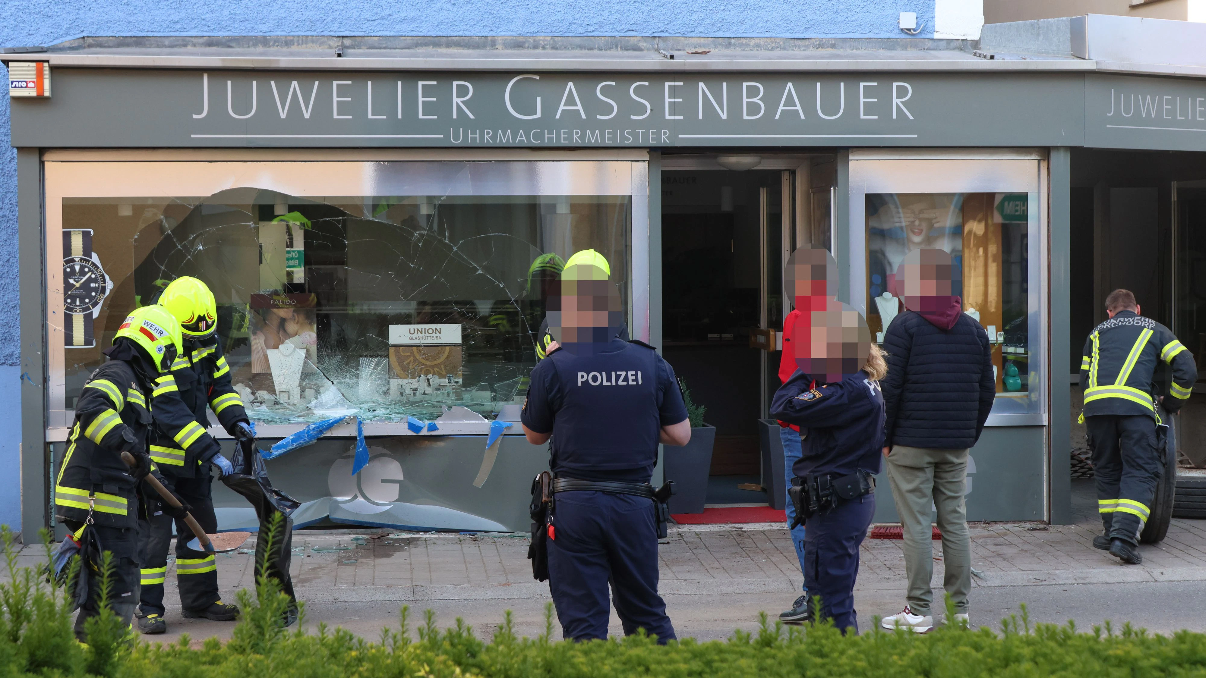 Heute.at - Juwelier-Coup! Mercedes-Kleinbus donnert in Auslage