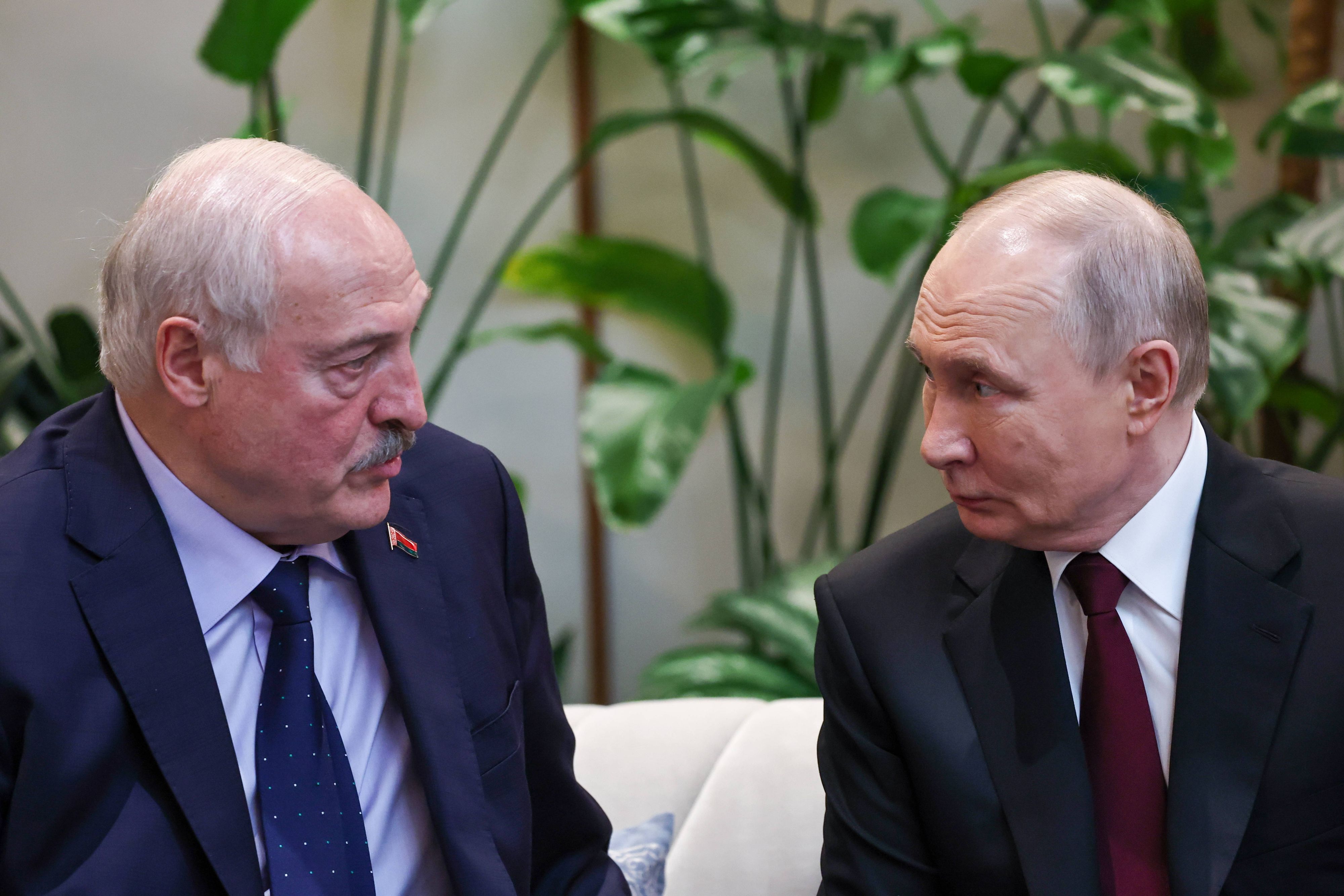 Der belarussische Präsident Alexander Lukaschenko (links) und Wladimir Putin treffen sich am Rande des Gipfeltreffens des Obersten Eurasischen Wirtschaftsrats im Mai 2026.