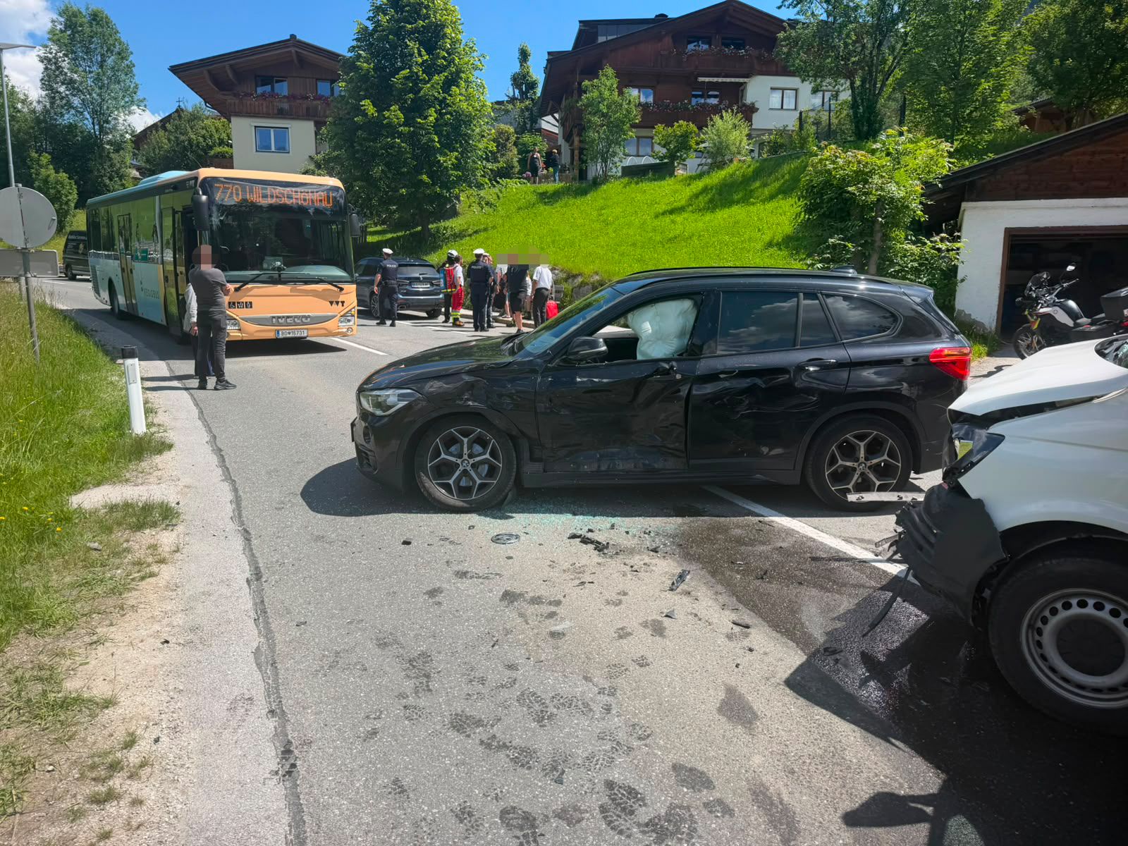 Bei dem Unfall wurden zwei Personen verletzt.