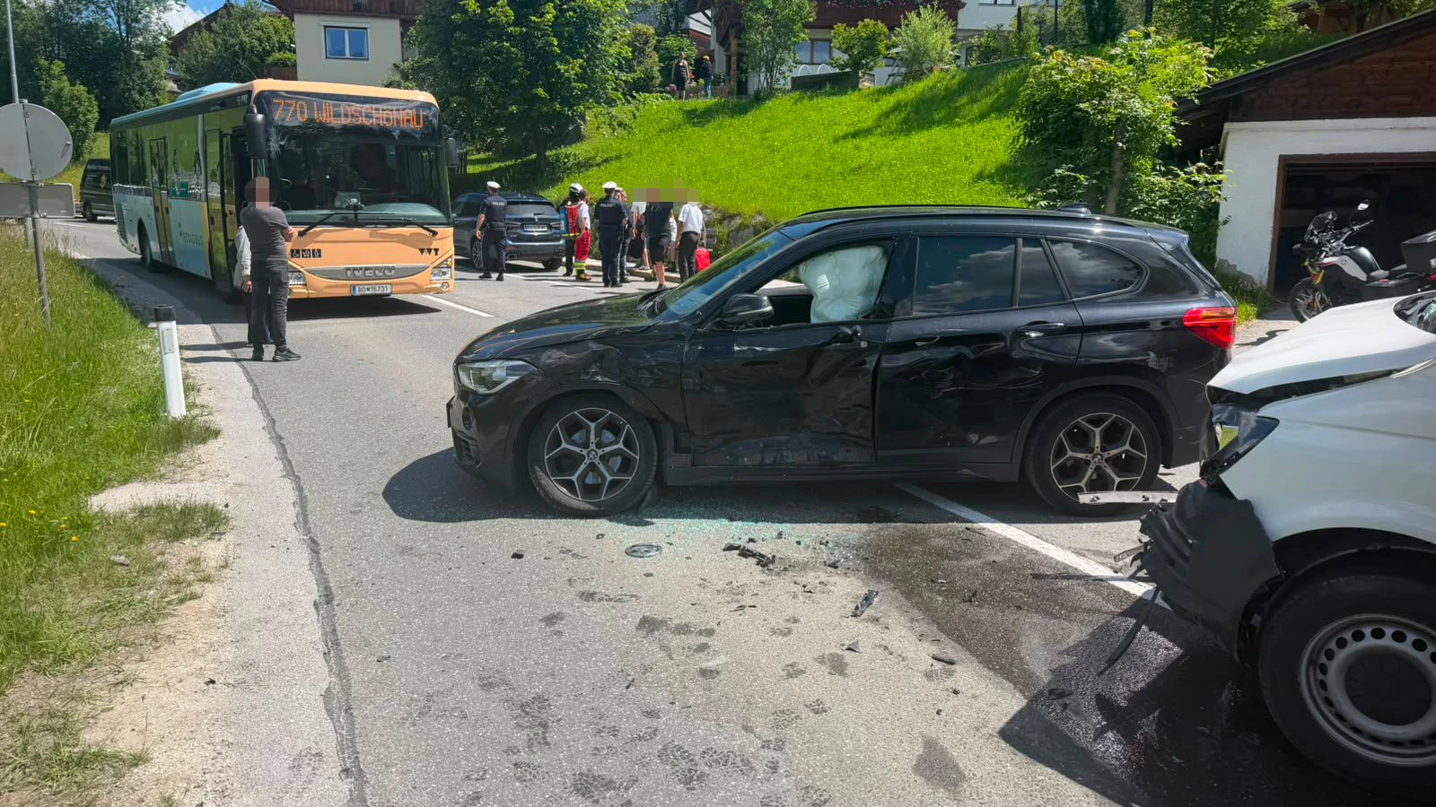 Bei dem Unfall wurden zwei Personen verletzt.