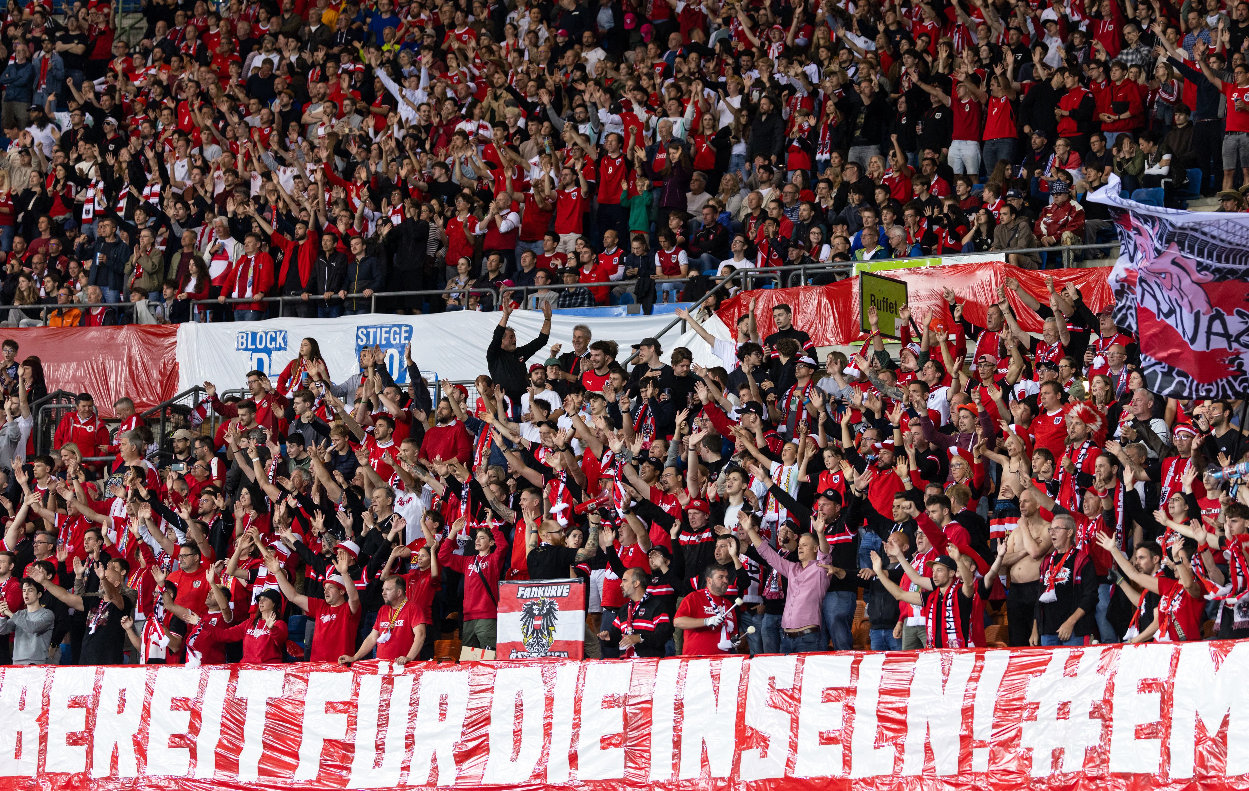 ÖFB-Fans beim abschließenden Test im Happelstadion