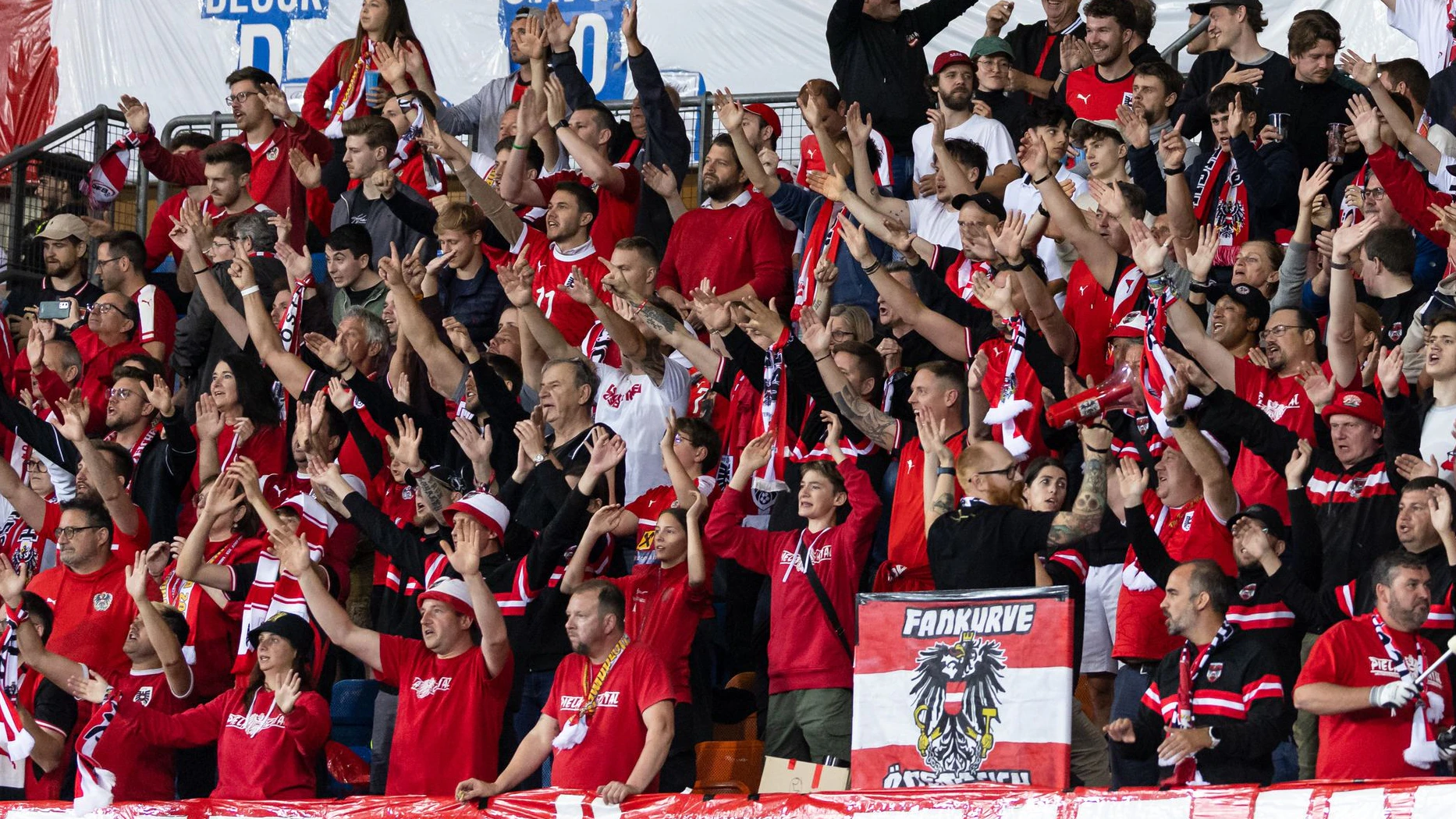 ÖFB-Fans beim abschließenden Test im Happelstadion