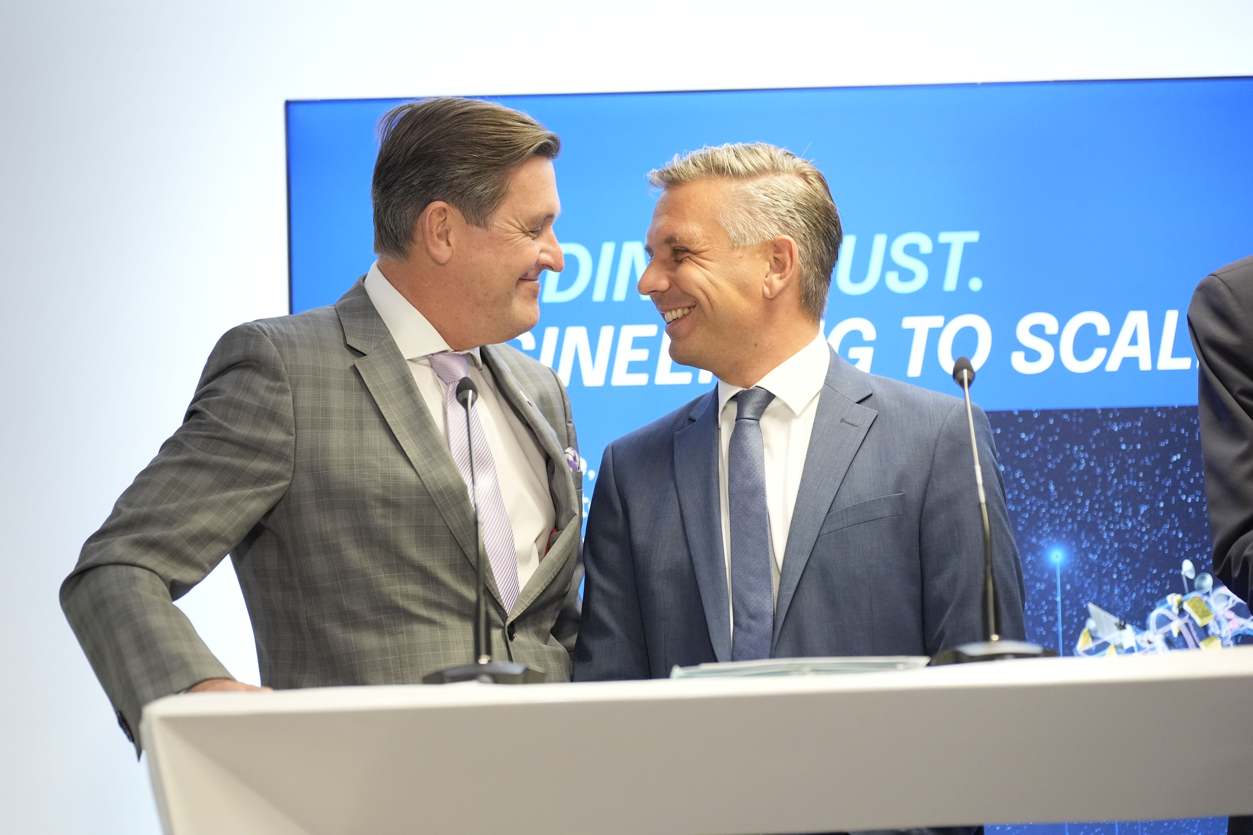 Da kommt Freude auf: Die Minister Hanke (l.) und Hattmannsdorfer machen der Industrie Beine.