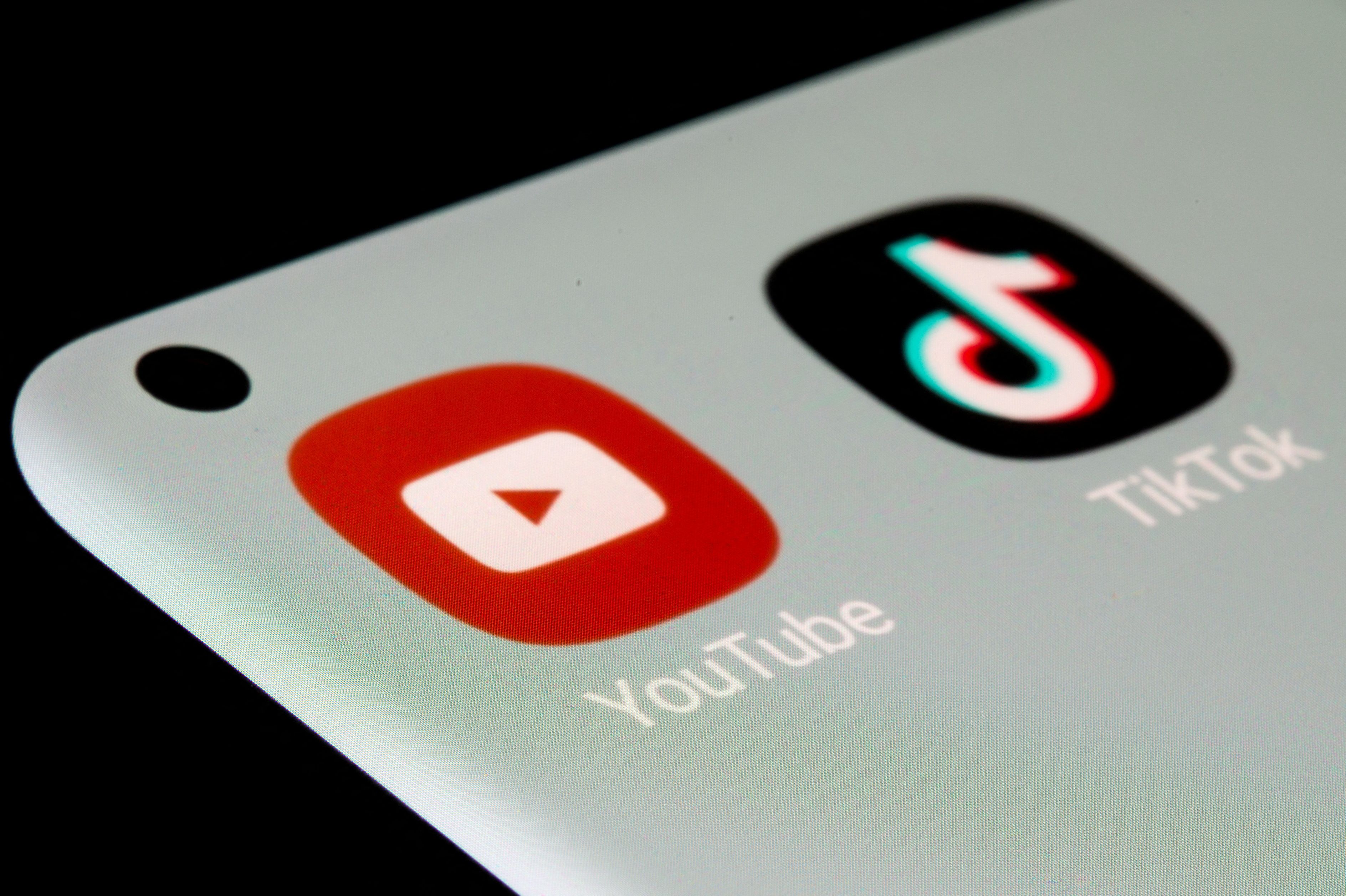 Die Funktion steht nur Nutzern ab 18 Jahren zur Verfügung, die mit einem persönlichen YouTube-Konto angemeldet sind.