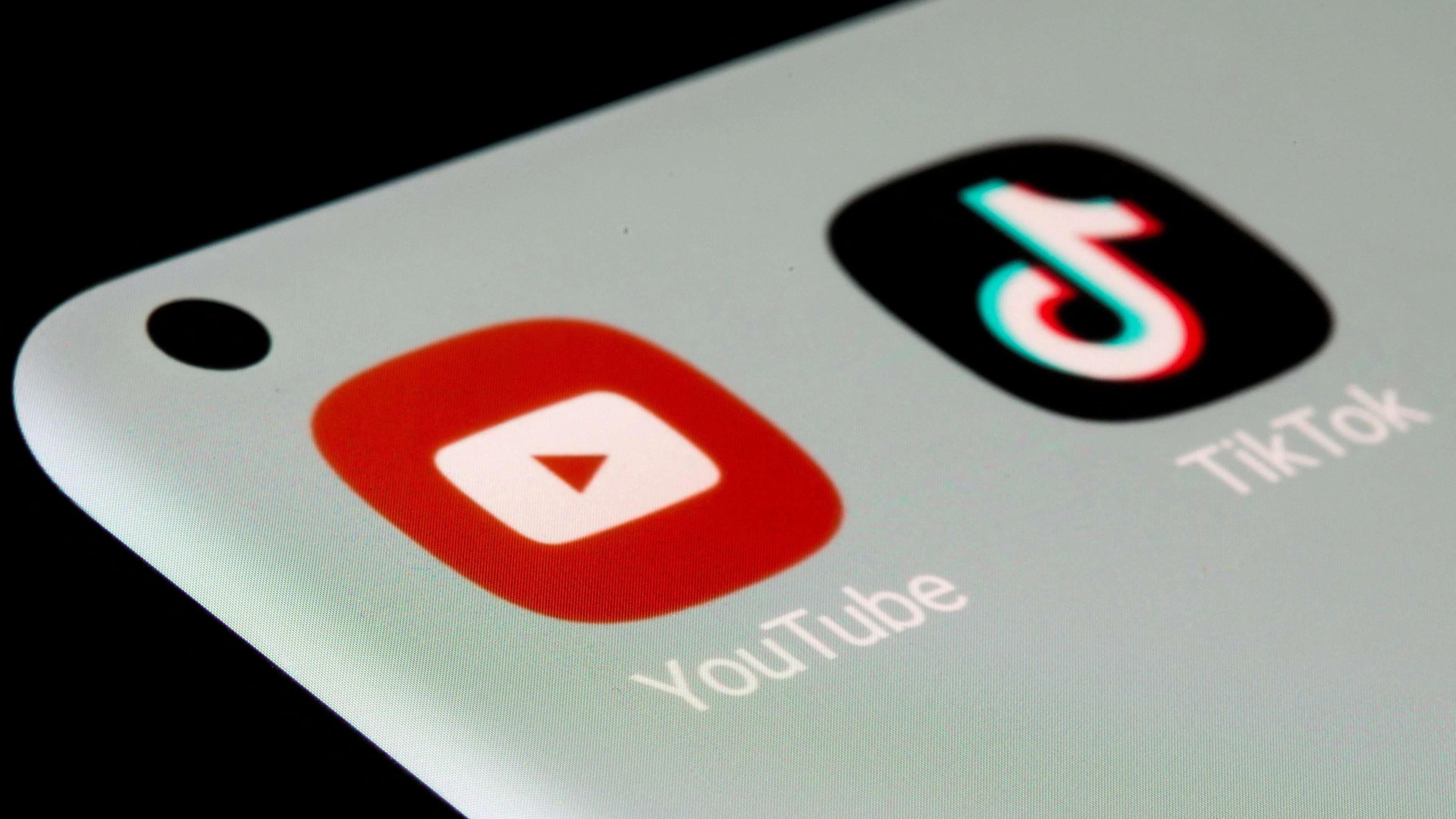 Die Funktion steht nur Nutzern ab 18 Jahren zur Verfügung, die mit einem persönlichen YouTube-Konto angemeldet sind.