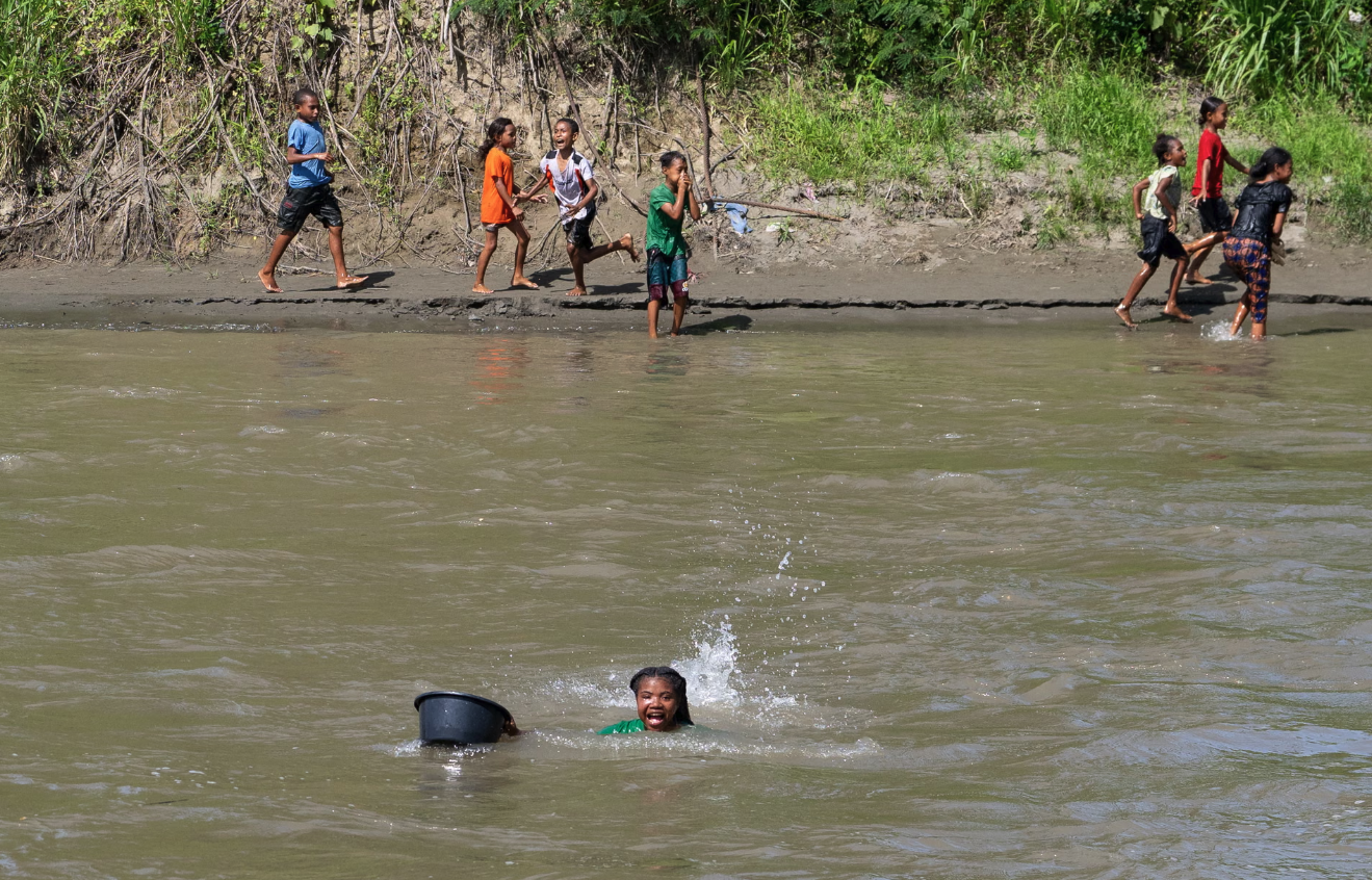 Hunderte Schulkinder müssen täglich den Krokodil-Fluss Kemp Welch in Papua-Neuguinea überqueren.