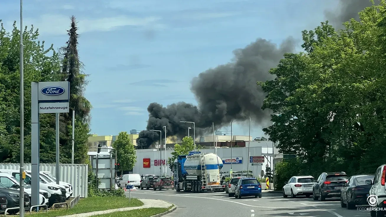 Über der Stadt war am Dienstag eine schwarze Rauchsäule zu sehen.