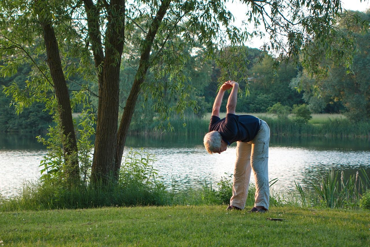 Senior trainiert Fitness und Balance