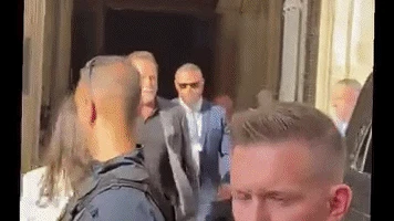 Mega-Coup! Hier fährt Arnie mit Ex-Trump-Rivalin davon