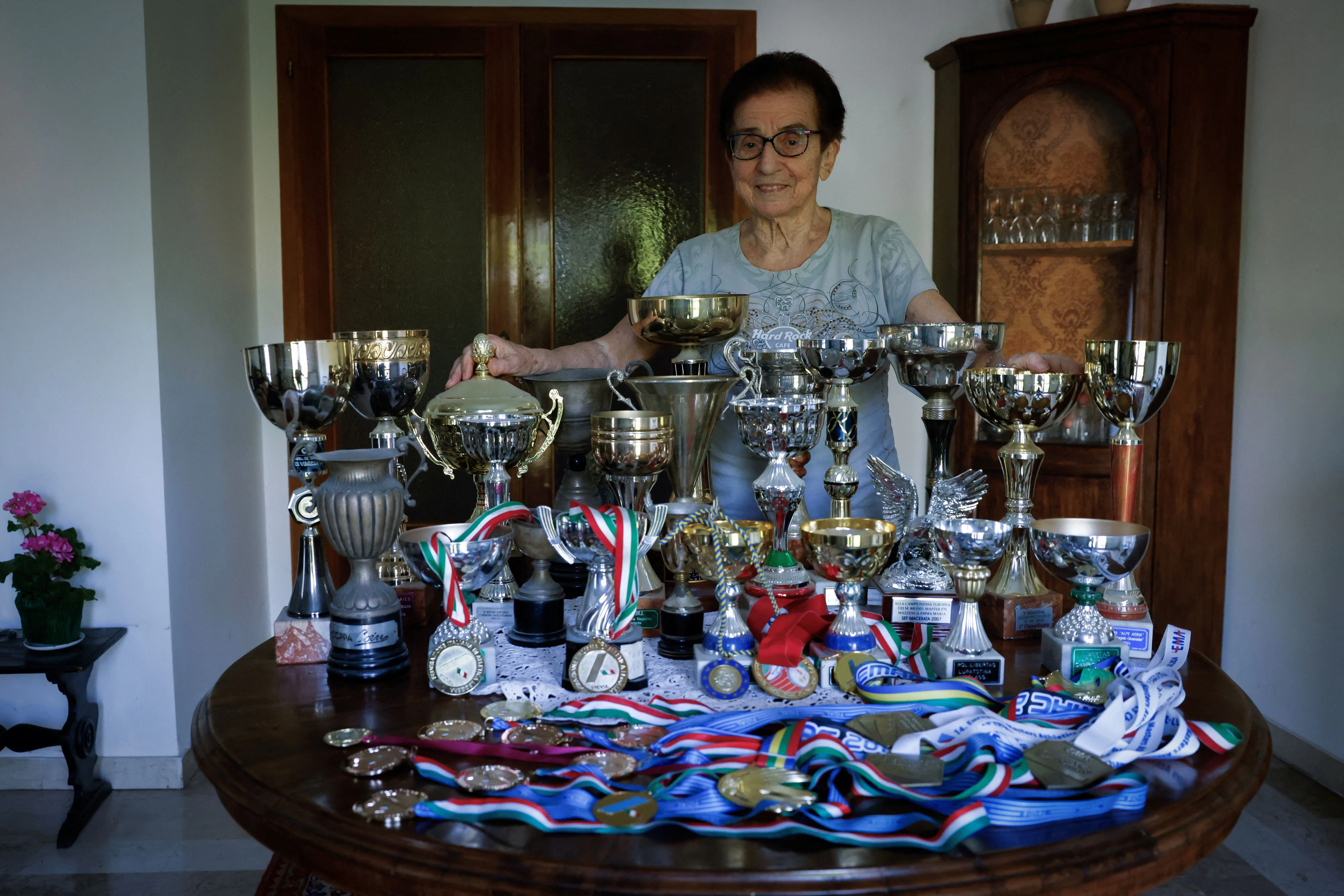 Die trophäensammlung von Emma Mazzenga in ihrer Wohnung in Padua
