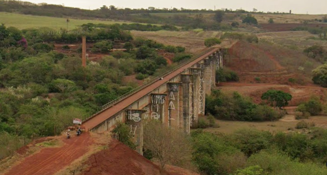 Maria (21) wurde bei einem vermeintlichen Bungee-Sprung von der Ponte do Esqueleto bei Limeira, Brasilien, ohne Seil in die Tiefe geworfen. 