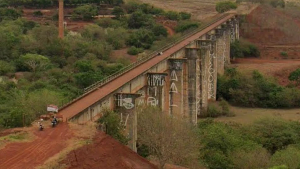 Maria (21) wurde bei einem vermeintlichen Bungee-Sprung von der Ponte do Esqueleto bei Limeira, Brasilien, ohne Seil in die Tiefe geworfen. 