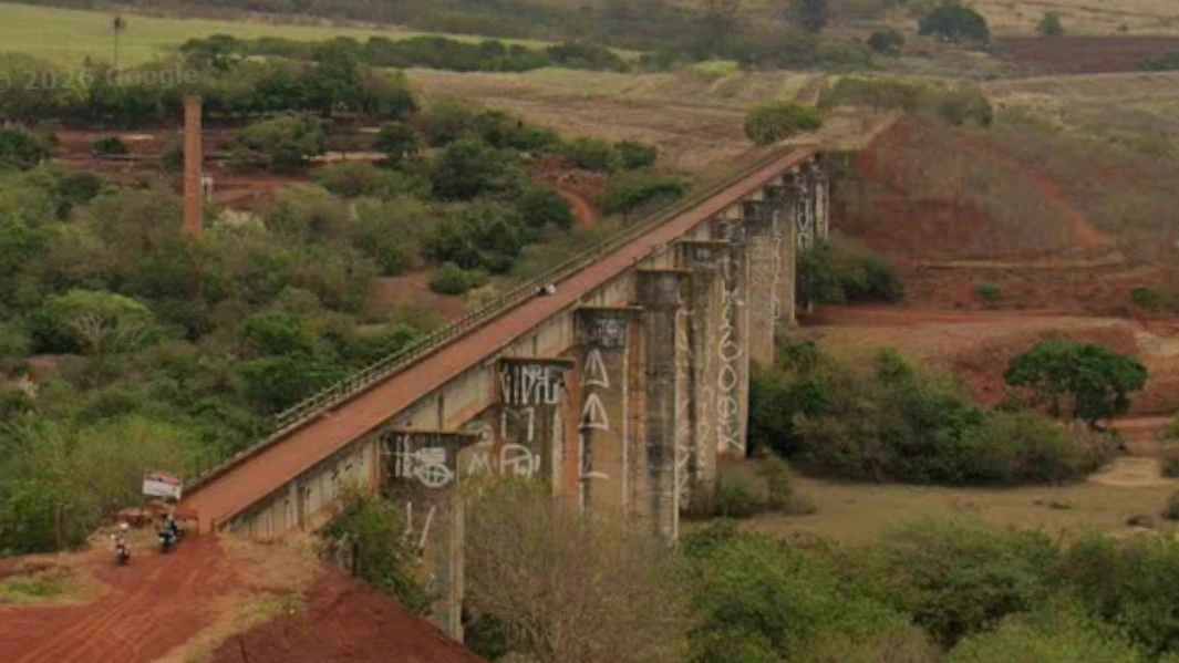Maria (21) wurde bei einem vermeintlichen Bungee-Sprung von der Ponte do Esqueleto bei Limeira, Brasilien, ohne Seil in die Tiefe geworfen. 