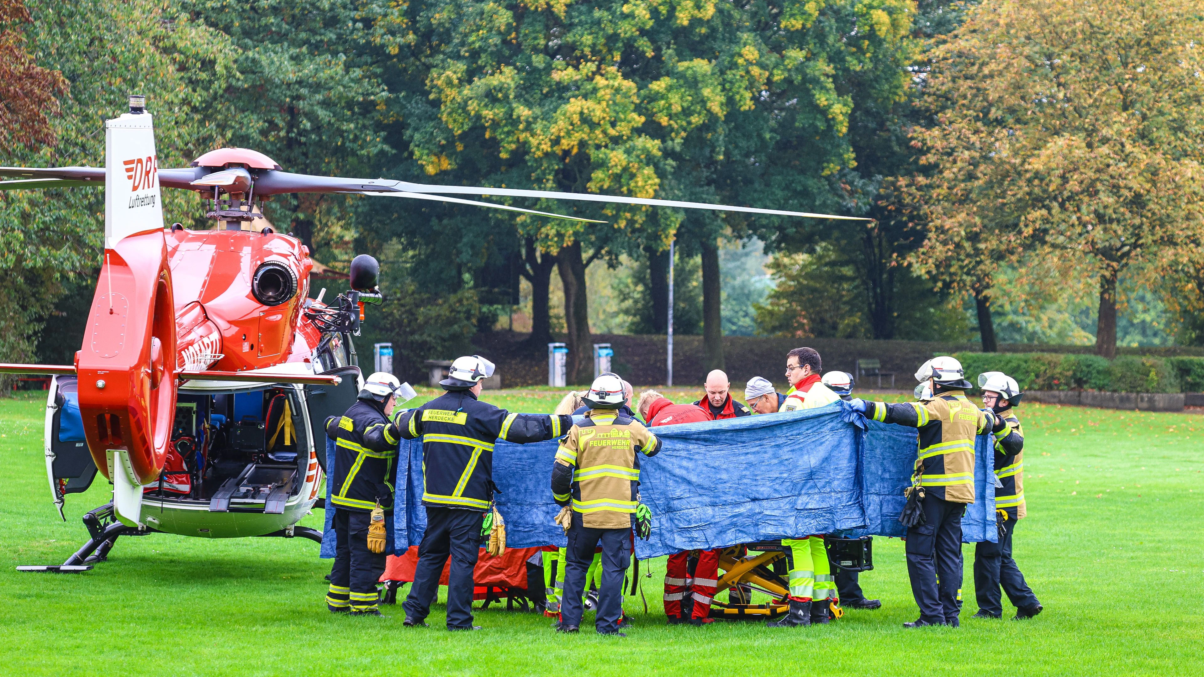 07 October 2025, North Rhine-Westphalia, Herdecke: Emergency services stand next to a rescue helicopter. The newly elected mayor of Herdecke, Iris Stalzer (SPD), has been found critically injured in her apartment. She had been stabbed several times, according to security sources. Photo: Alex Talash/dpa