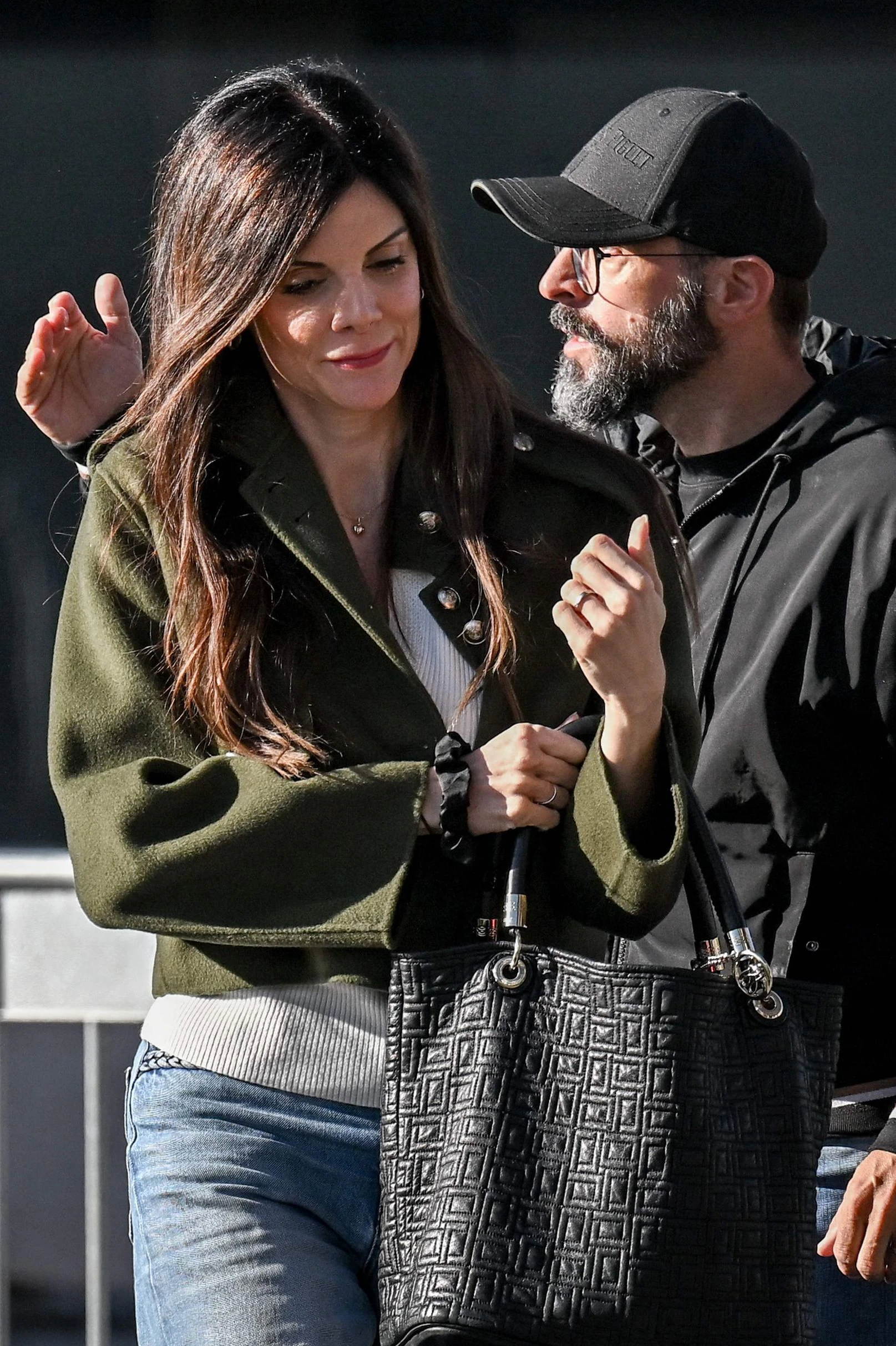 Schwer unter Druck: Die Betreiber der Bar "Le Constellation", das Ehepaar Jessica und Jacques Moretti, am Weg zu einer weiteren Befragung durch die Staatsanwaltschaft im Kanton Wallis