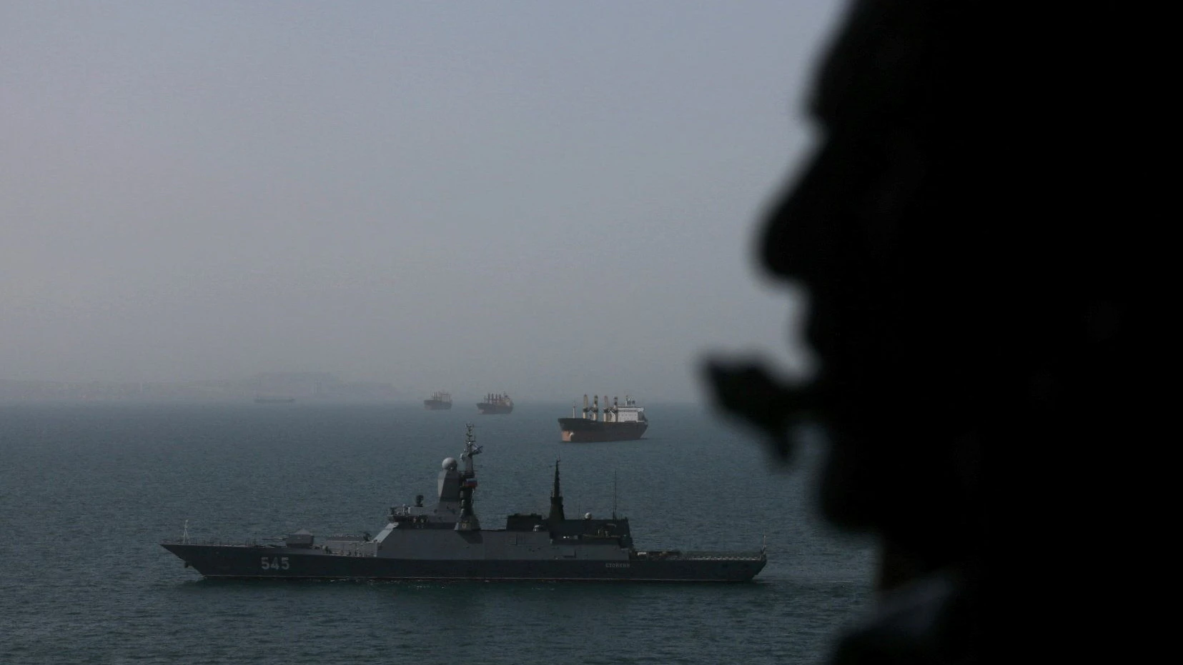 Die russische Besatzung habe zuerst mit Signalraketen und akustischen Signalen versucht, "um die Aufmerksamkeit der Yacht-Besatzung zu erlangen".