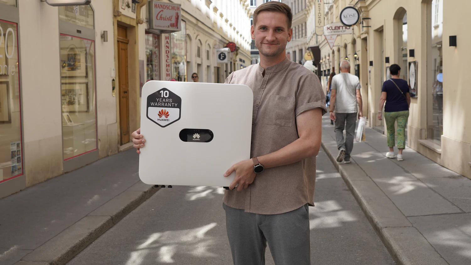 Huawei ADV: Michael Nowak mit Wechselrichter