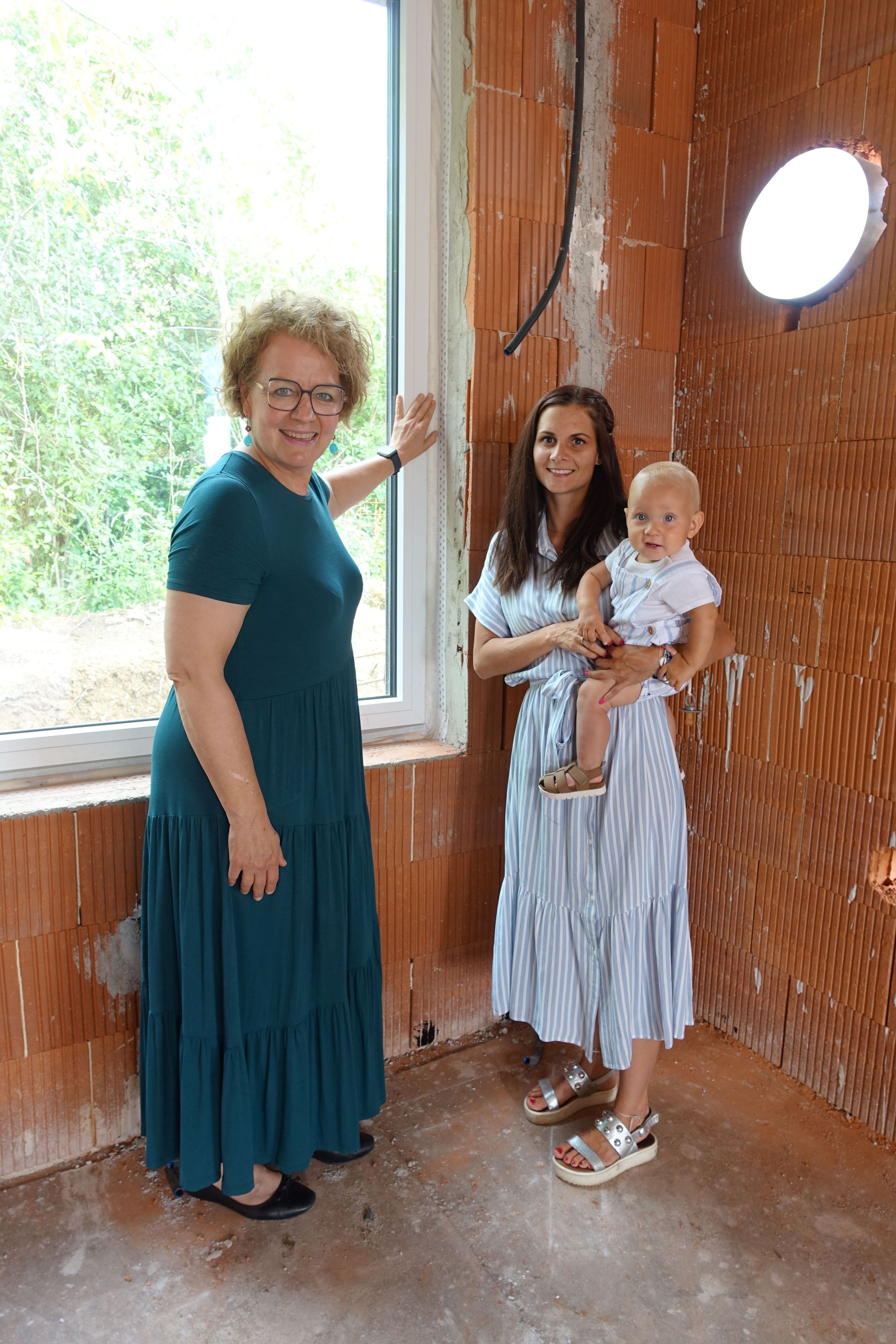 Die NÖ Landesregierung fördert über 3.000 Wohneinheiten (v.l.n.r.): Wohnbau-Landesrätin Christiane Teschl-Hofmeister (ÖVP), Natalie Burlacu und Sohn Sebastian.