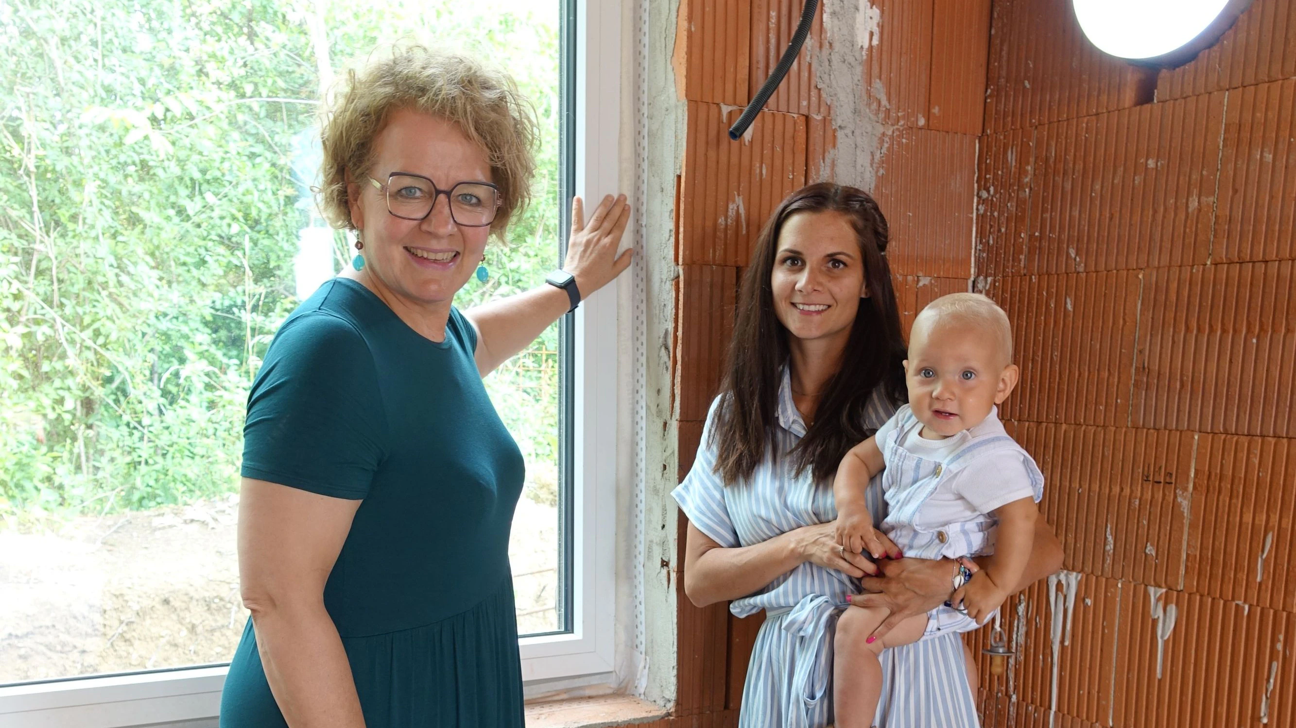 Die NÖ Landesregierung hat über 3.000 Wohneinheiten genehmigt (v.l.n.r.): Christiane Teschl-Hofmeister (ÖVP, li.), Landesrätin für Bildung, Soziales und Wohnbau, Natalie Burlacu und Sohn Sebastian.