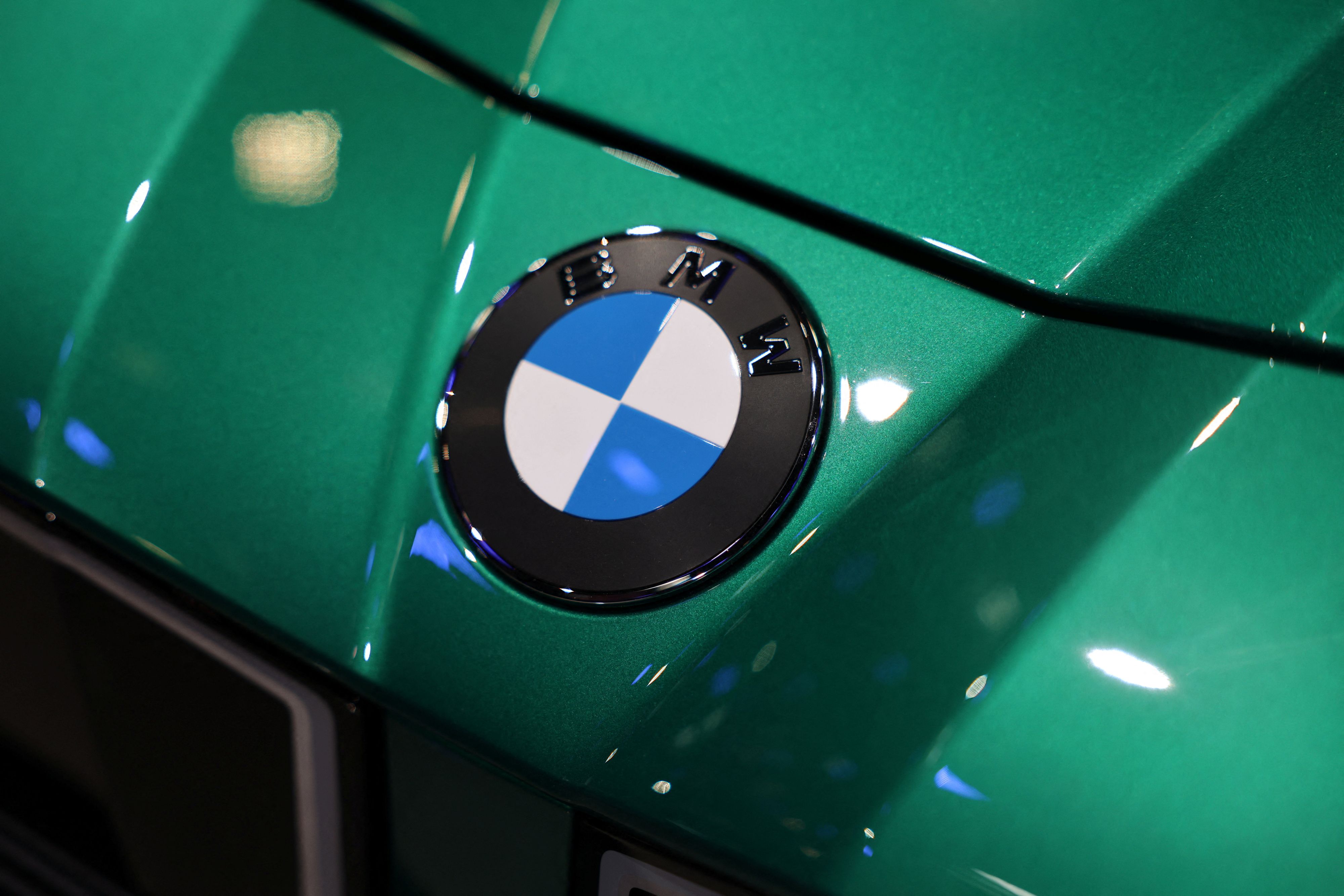 Bei den Auslieferungen rechnet BMW nun mit einem leichten Rückgang im Vergleich zum Vorjahr. 