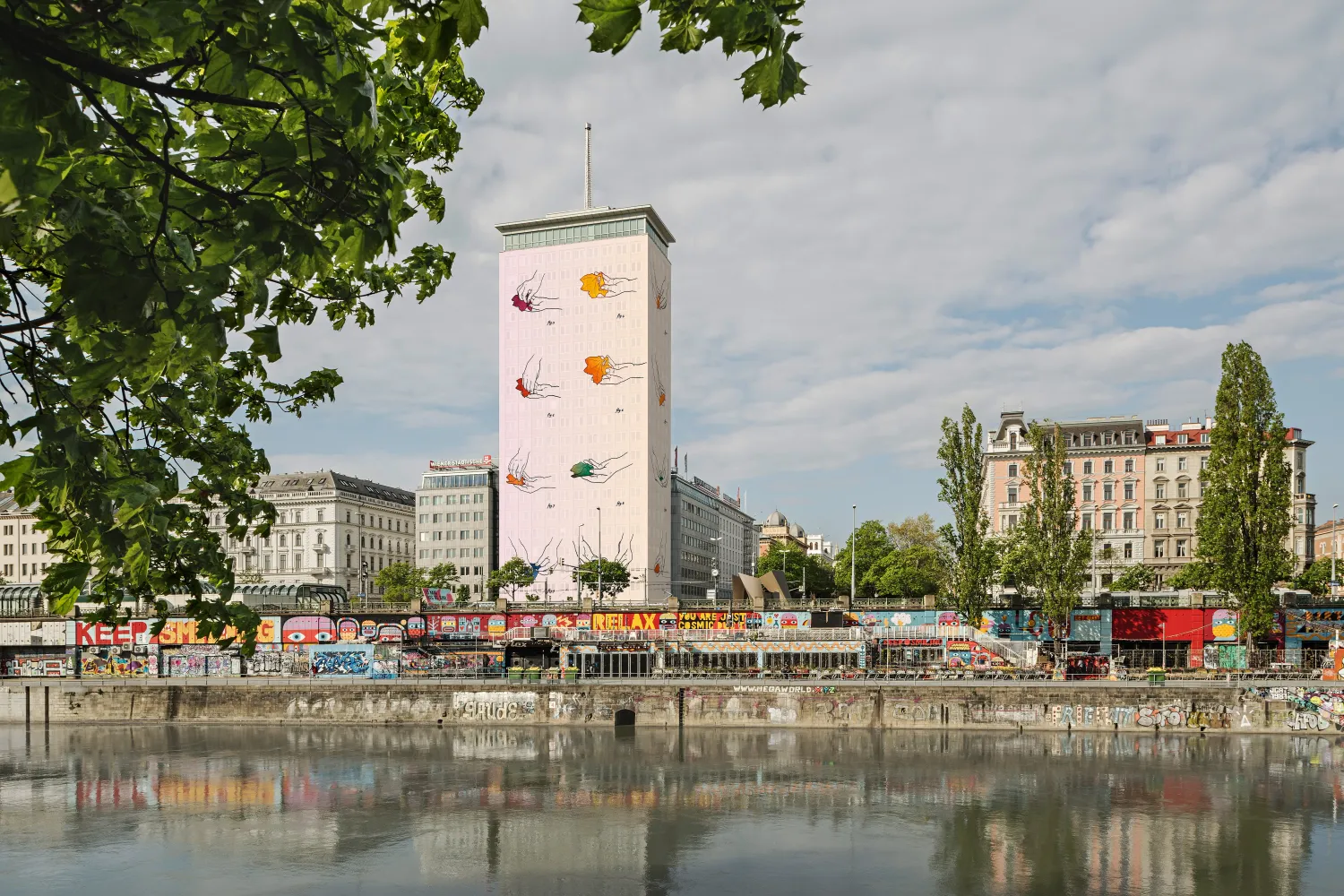 2026 verhüllt der moldauische Biennale-Künstler Pavel Brăila den Ringturm mit 