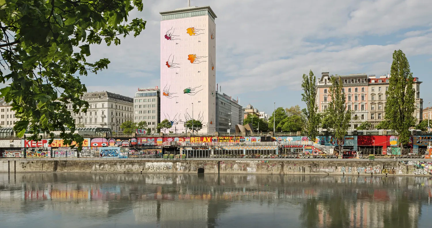 2026 verhüllt der moldauische Biennale-Künstler Pavel Brăila den Ringturm mit "Your Happiness is in Your Own Hands".