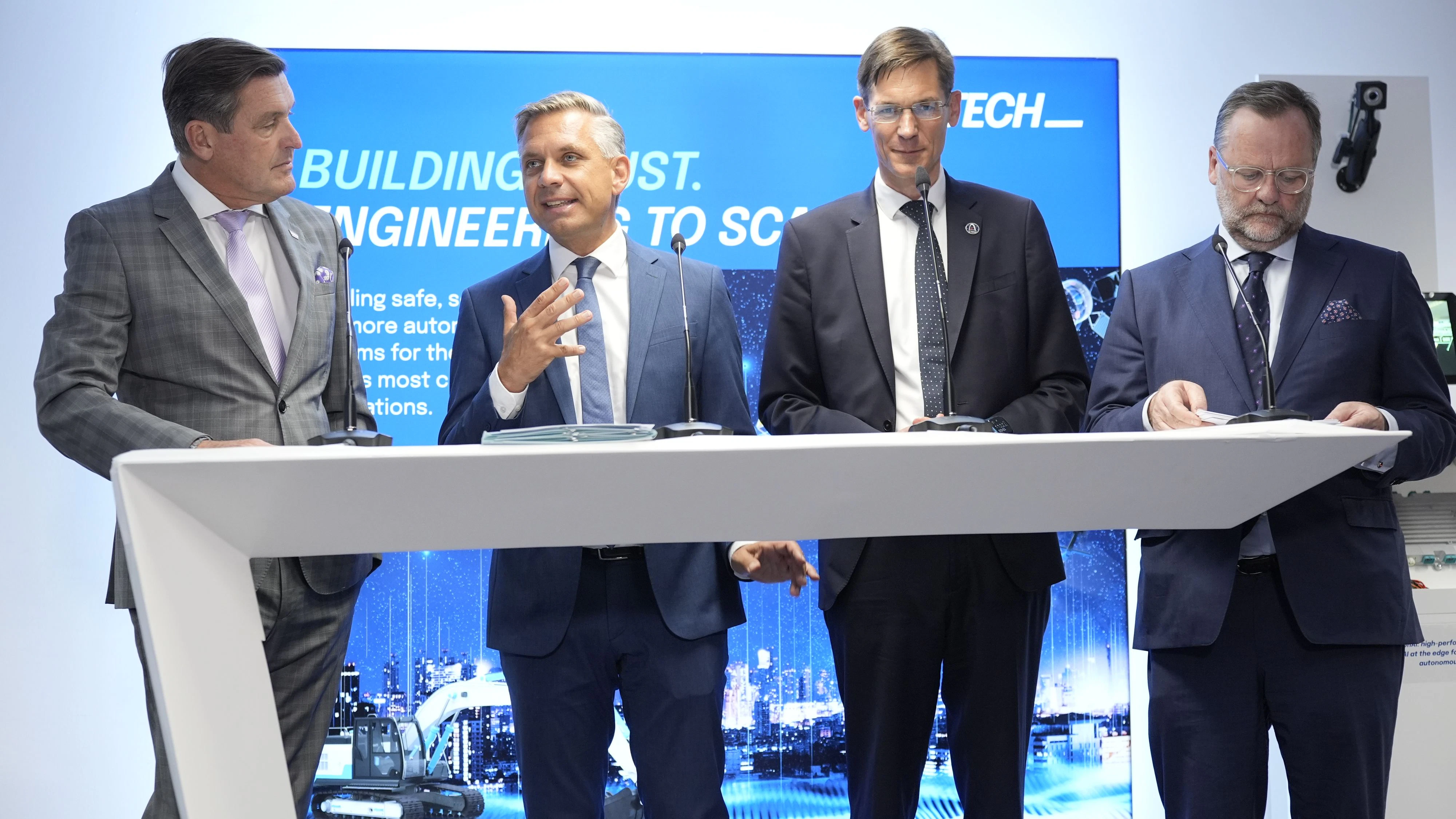 Bilanz der ersten fünf Monate Industriestrategie: SP-Innovationsminister Hanke, VP-Wirtschaftsminister Hattmannsdorfer, TTTech-Chef Kopetz, Neos-Entbürokratisierungs-Staatssekretär Schellhorn (v.l.).