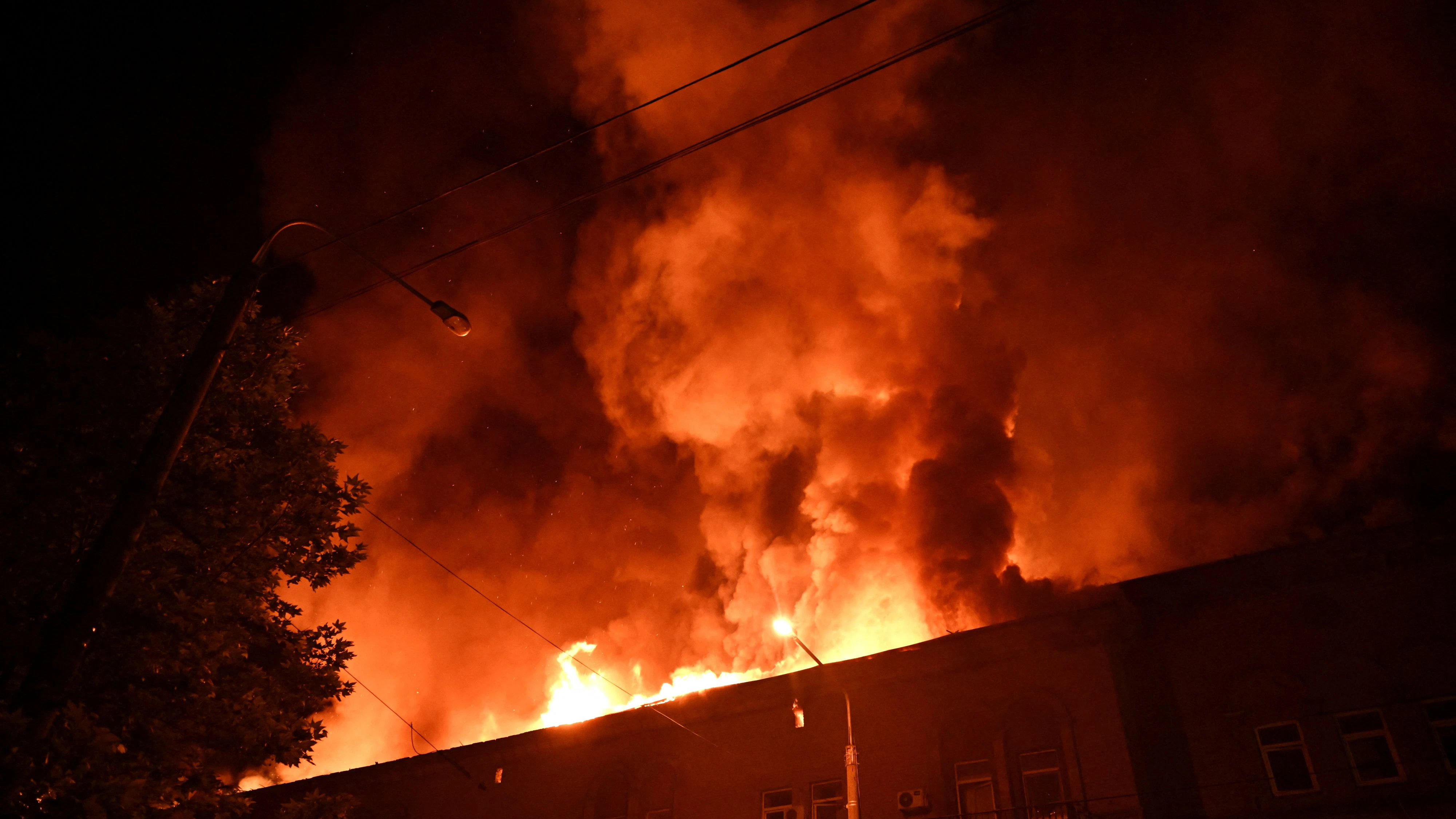 3-stöckiges Wohnhaus gerät in Brand