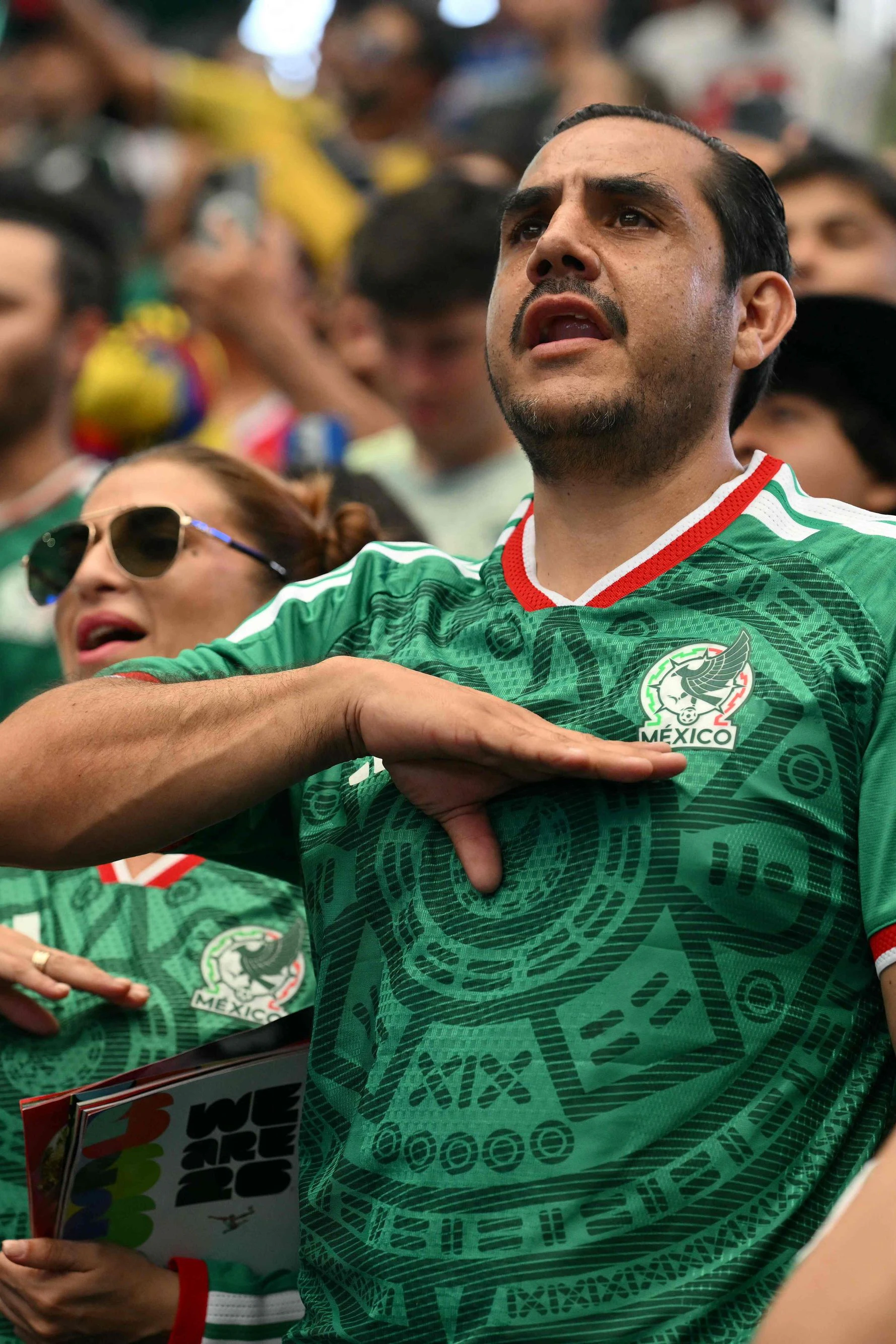 Mexikanische Fans beim Absingen der Nationalhymne vor dem ersten WM-Spiel: Diese zeichnet das Bild einer Nationalflagge, die "von Wellen aus Blut getränkt" wird