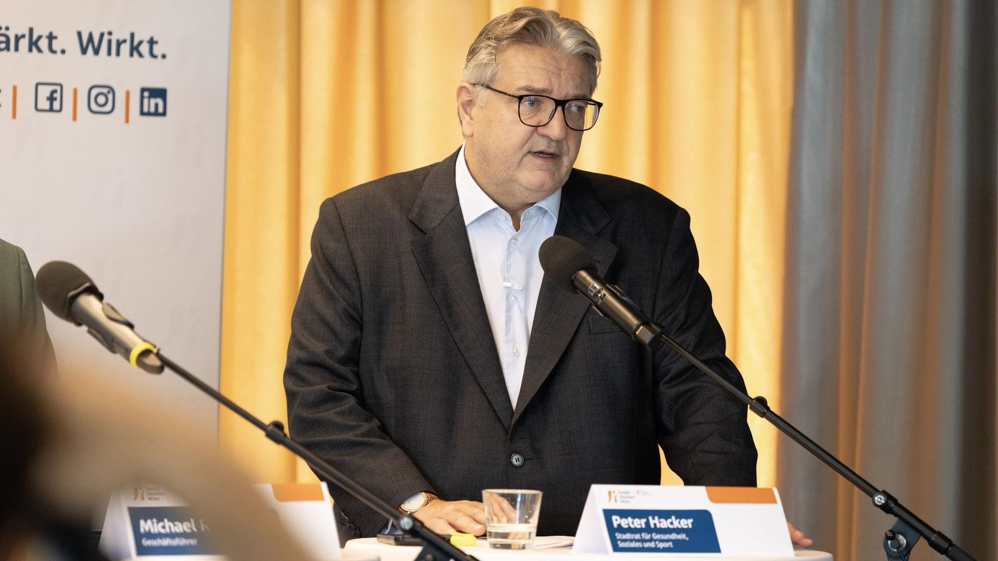 Stadtrat Peter Hacker bei der Präsentation des FSW-Geschäftsberichts 2025.