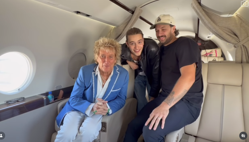 Tausende Fans gingen leer aus, viele hatten bereits Hotels und Tickets bezahlt. Nur Stunden nach seiner Konzert-Absage zeigte sich Rod Stewart jedoch bestens gelaunt im Privatjet.