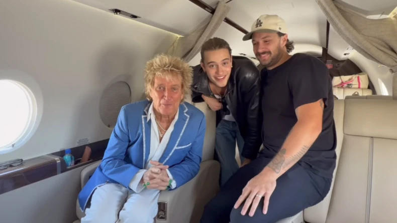 Tausende Fans gingen leer aus, viele hatten bereits Hotels und Tickets bezahlt. Nur Stunden nach seiner Konzert-Absage zeigte sich Rod Stewart jedoch bestens gelaunt im Privatjet.