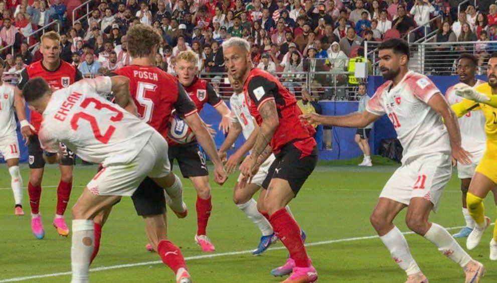 Das Handspiel von Stefan Posch kostet dem ÖFB-Team das Tor. 