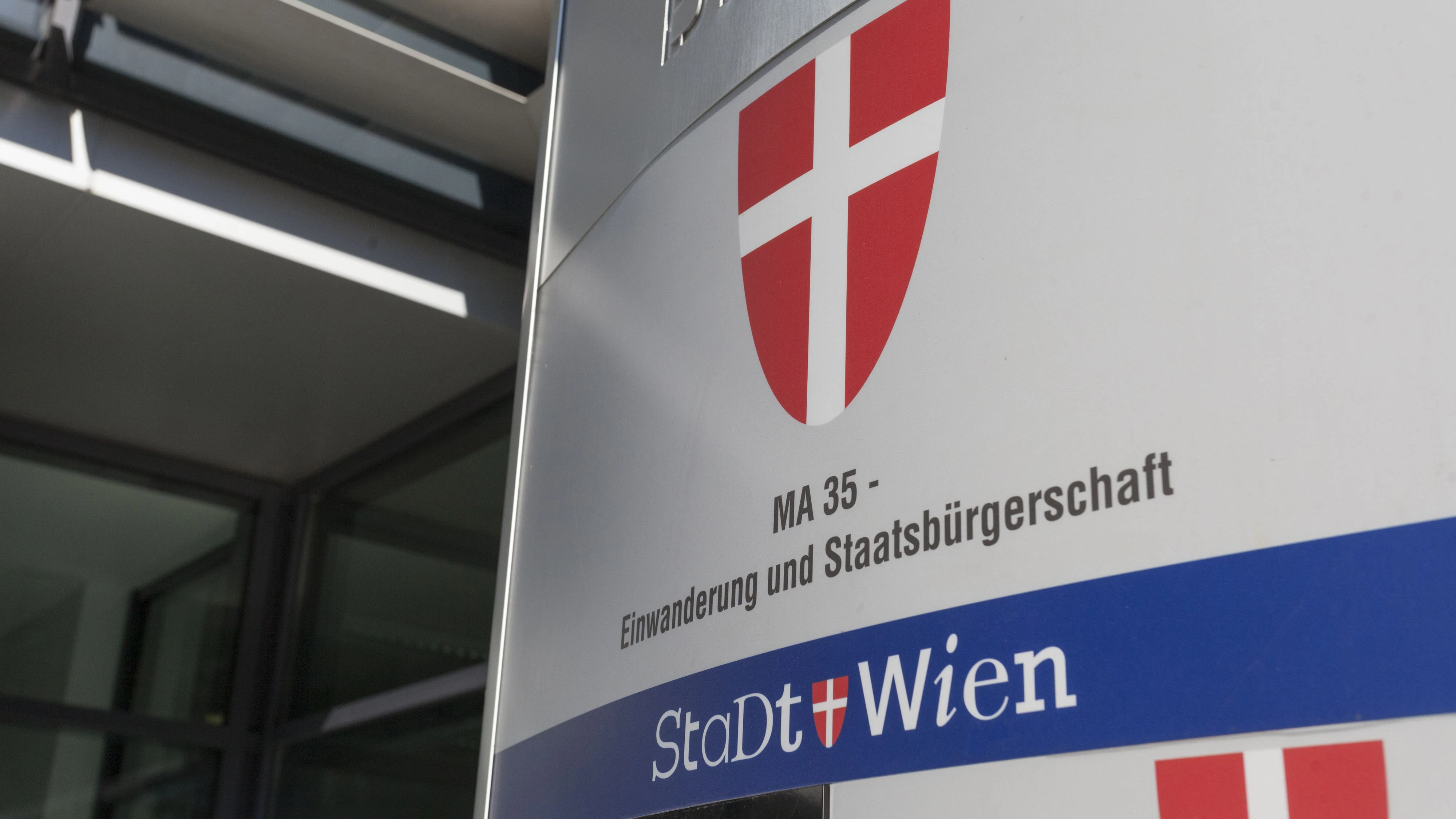 Die deutlich höhere Zahl an Verfahren stellt die Behörde vor große Herausforderungen.