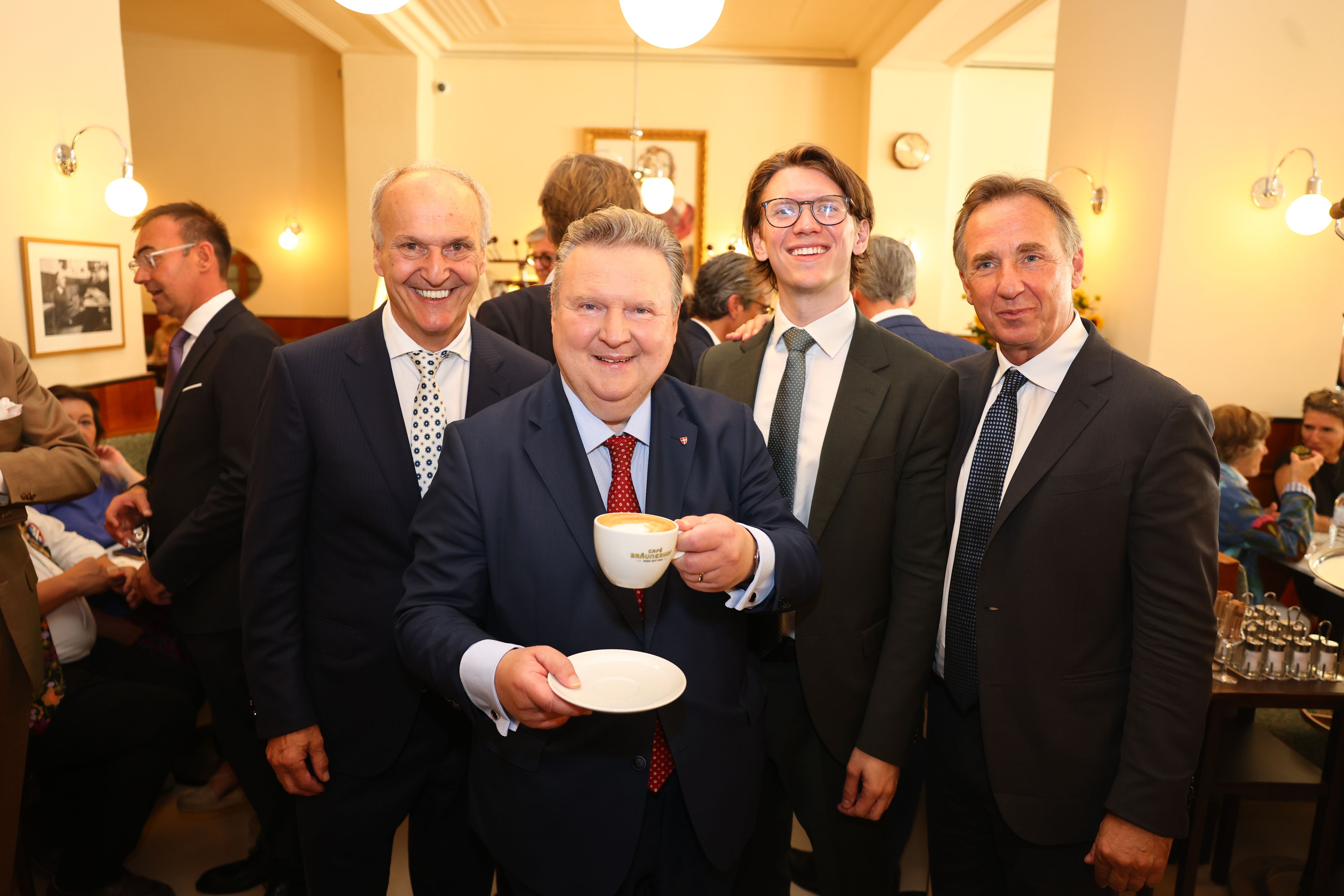 Wiener Bürgermeister Michael Ludwig mit den Gastronomen&nbsp;Peter Friese und Christoph und Mario Plachutta mit im Café Bräunerhof