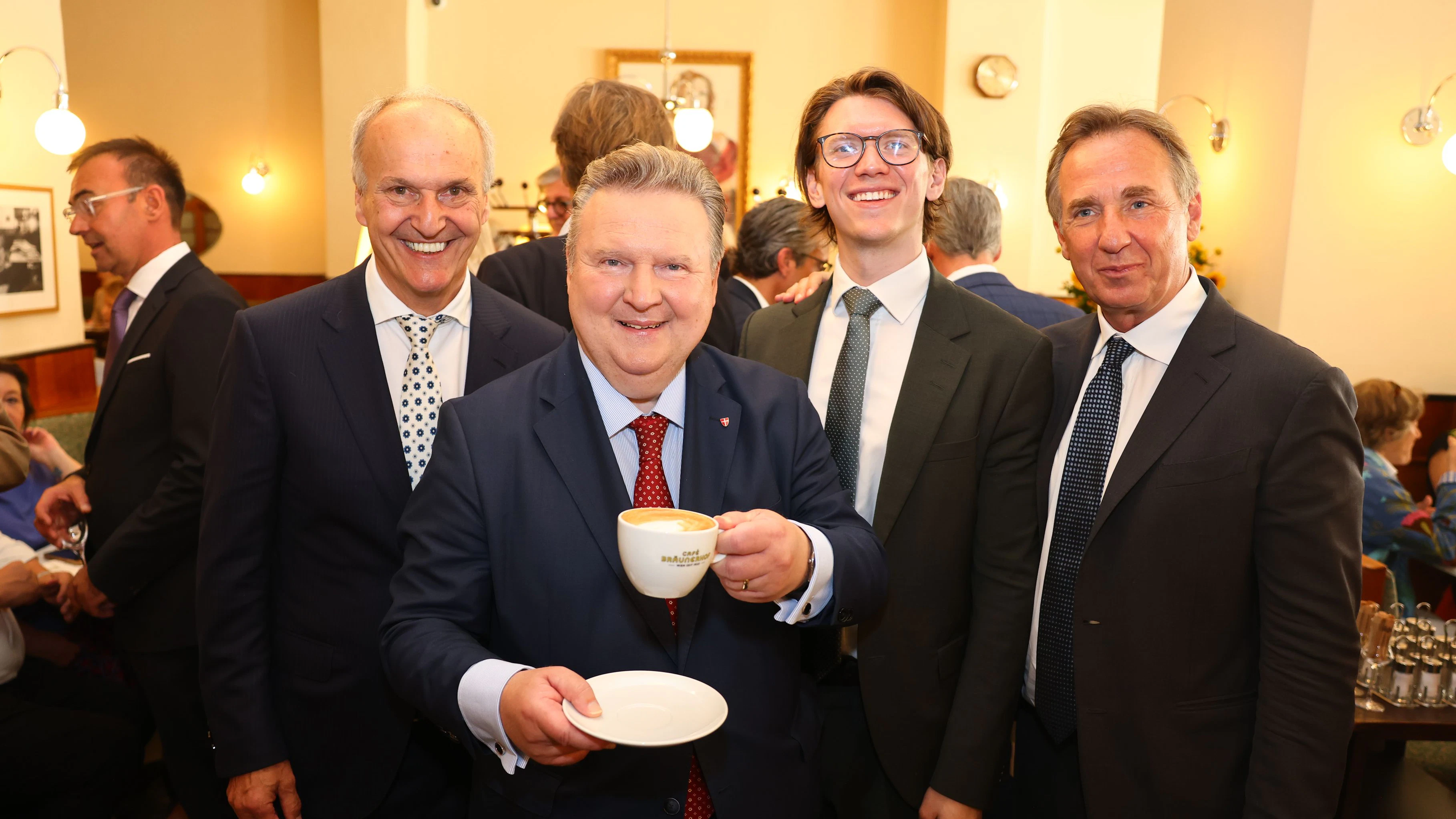 Heute.at - Wiener Kult-Kaffeehaus sperrt neu auf – wer aller kam
