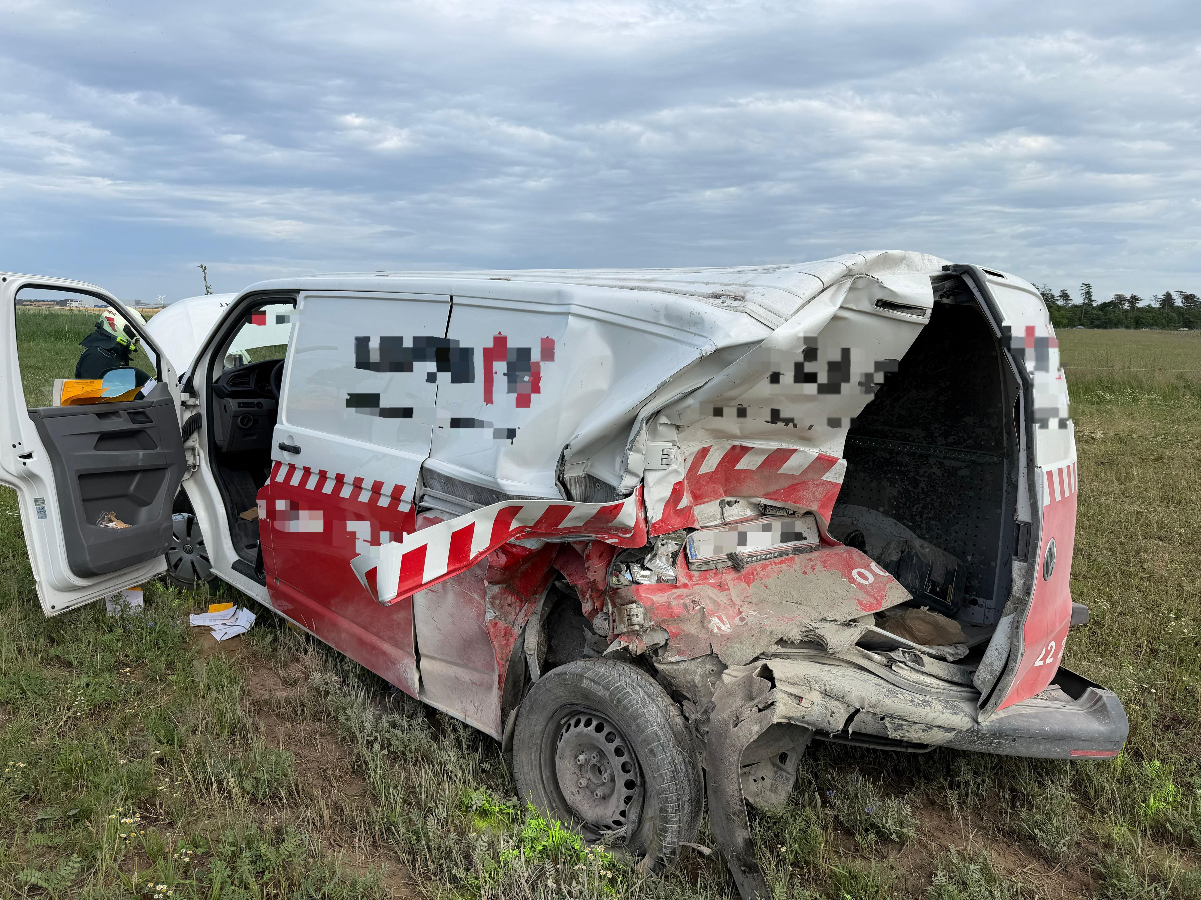 Am Dienstag kam es auf der B8 zwischen Deutsch-Wagram und Strasshof an der Nordbahn zu einem schweren Verkehrsunfall.