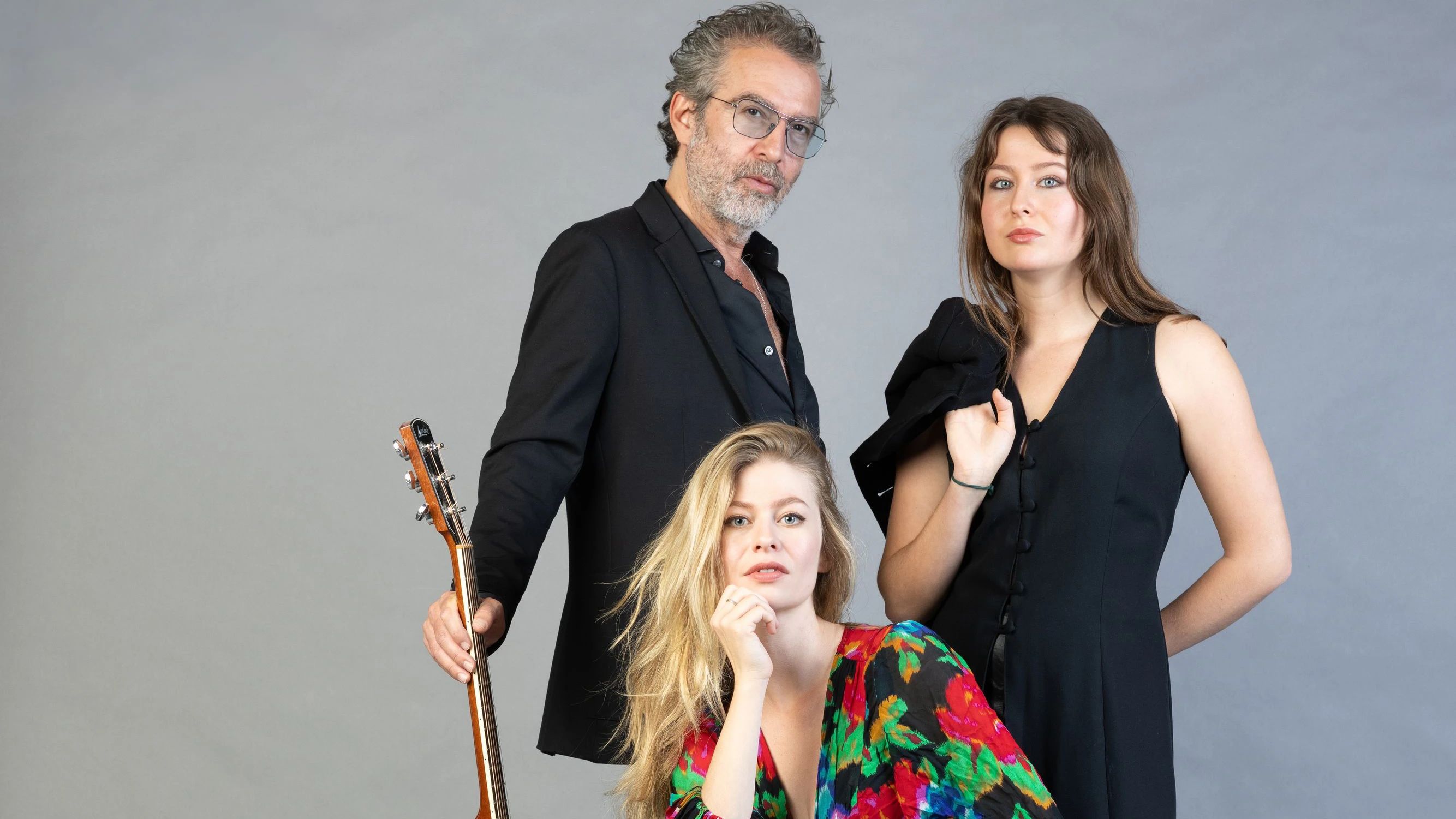 Zoë steht mit ihrem Papa Christof und ihrer Schwester Aimée auf der Bühne