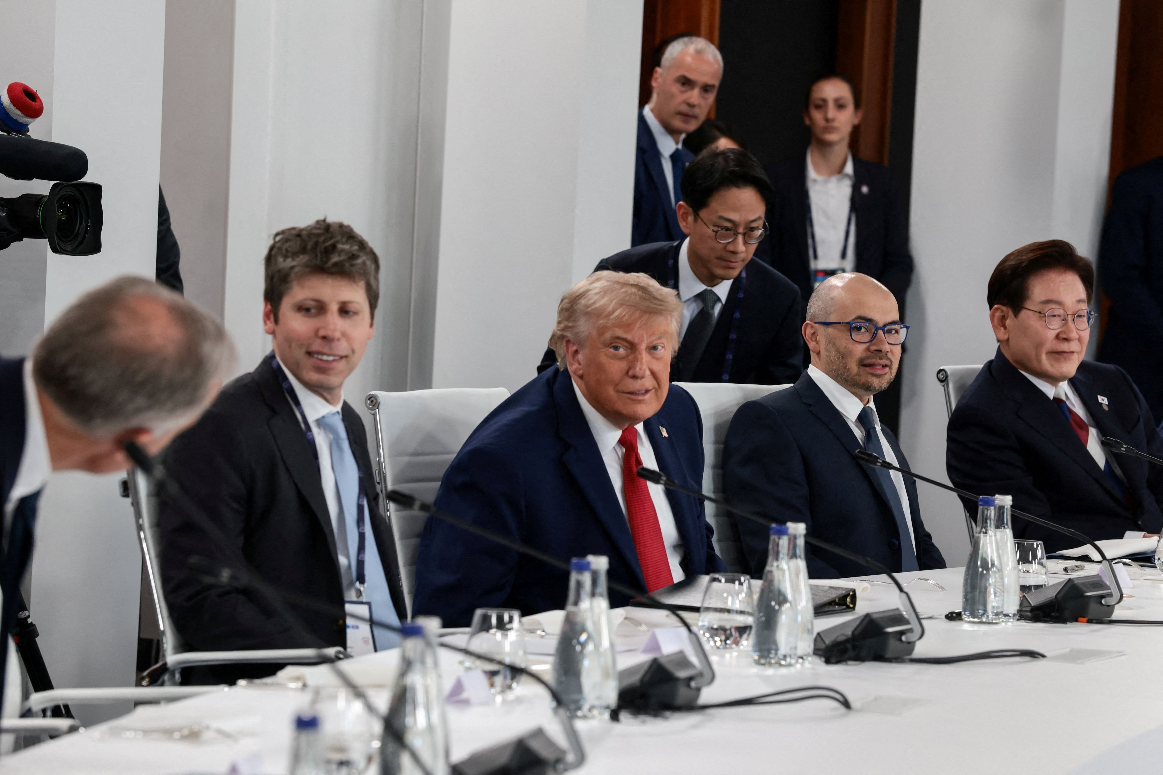 Mit kuriosen Auftritten sorgen die Staats- und Regierungschefs beim G7-Gipfel für Aufmerksamkeit.
