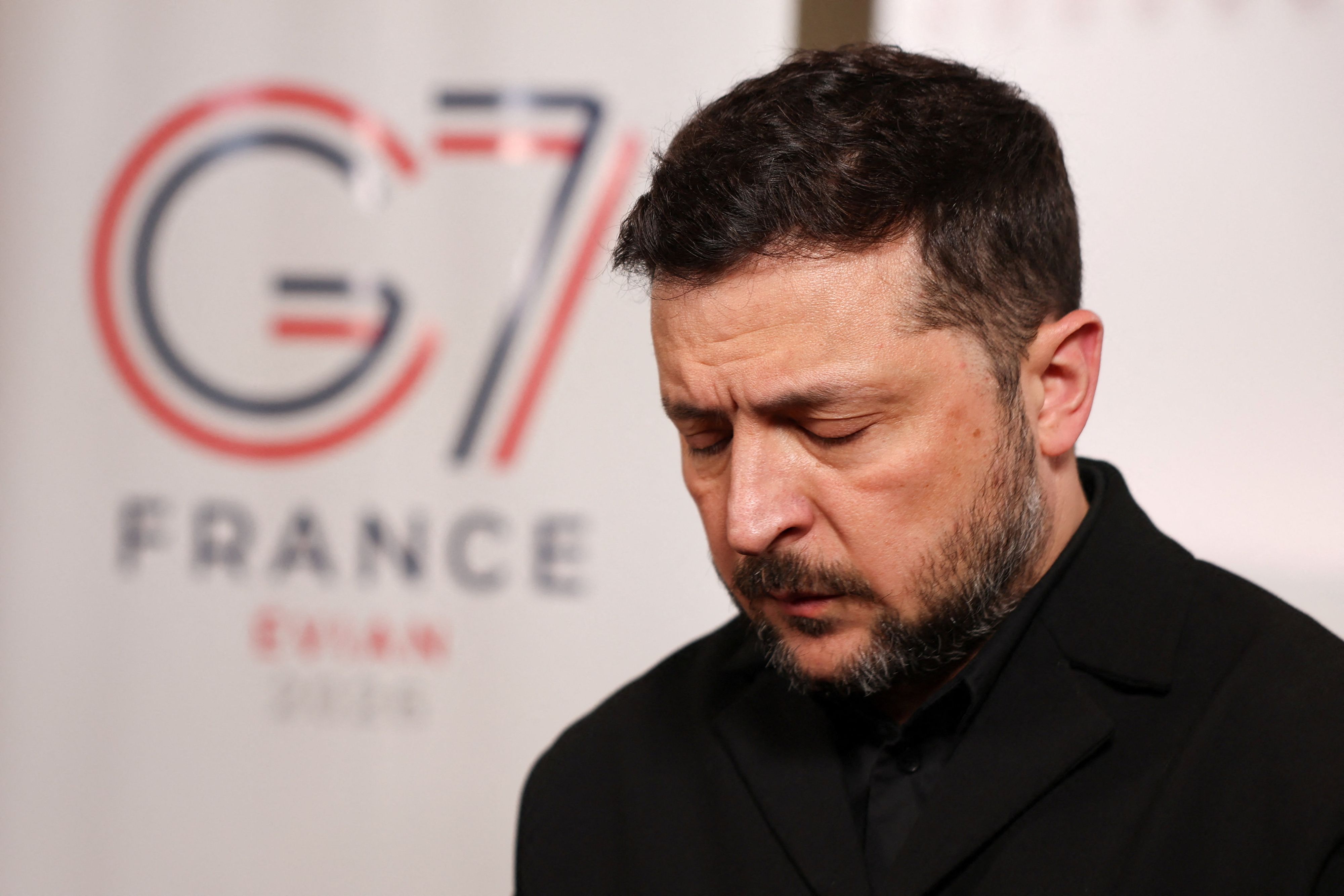 Der ukrainische Präsident Wolodymyr Selenskyj nimmt während des G7-Gipfels in Évian-les-Bains, Frankreich, am 16. Juni 2026 an einem Videointerview mit Alessandra Galloni, Chefredakteurin von Reuters, teil.