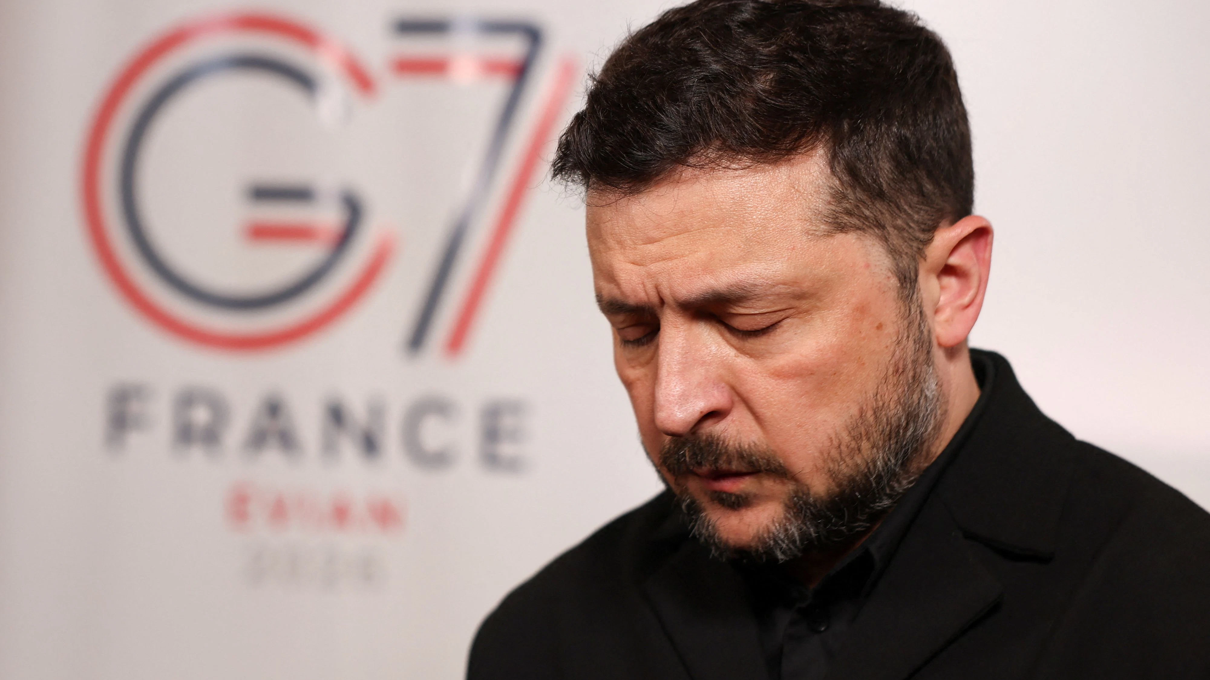 Der ukrainische Präsident Wolodymyr Selenskyj nimmt während des G7-Gipfels in Évian-les-Bains, Frankreich, am 16. Juni 2026 an einem Videointerview mit Alessandra Galloni, Chefredakteurin von Reuters, teil.