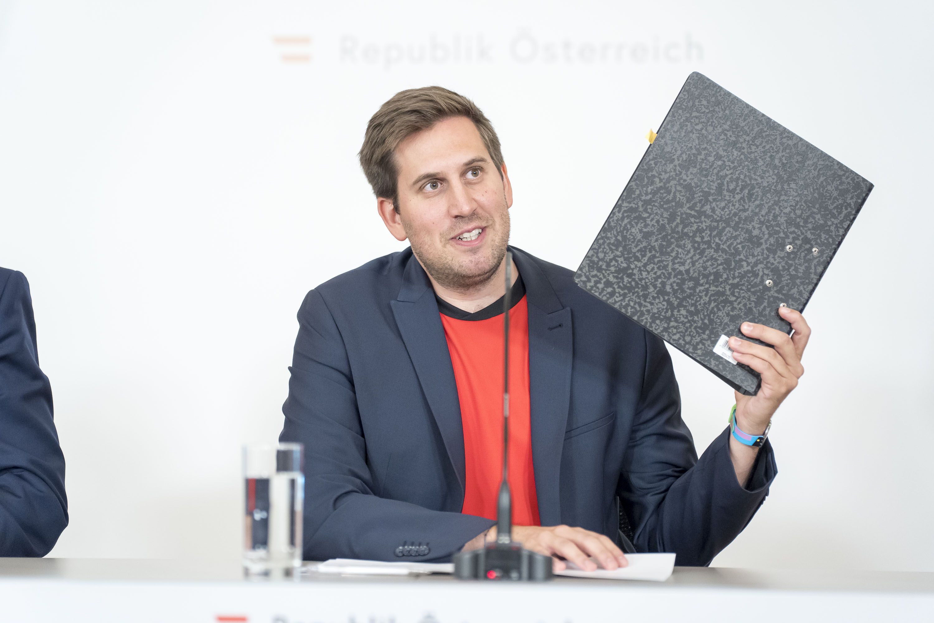 Im Pressefoyer nach dem Ministerrat am 17. Juni 2026 stellten die Staatssekretäre Alexander Pröll (im Bild), Jörg Leichtfried und Sepp Schellhorn 