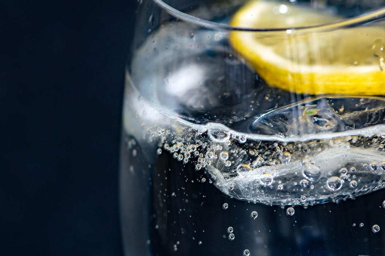 Kalte Limonade mit Eis und Zitrone