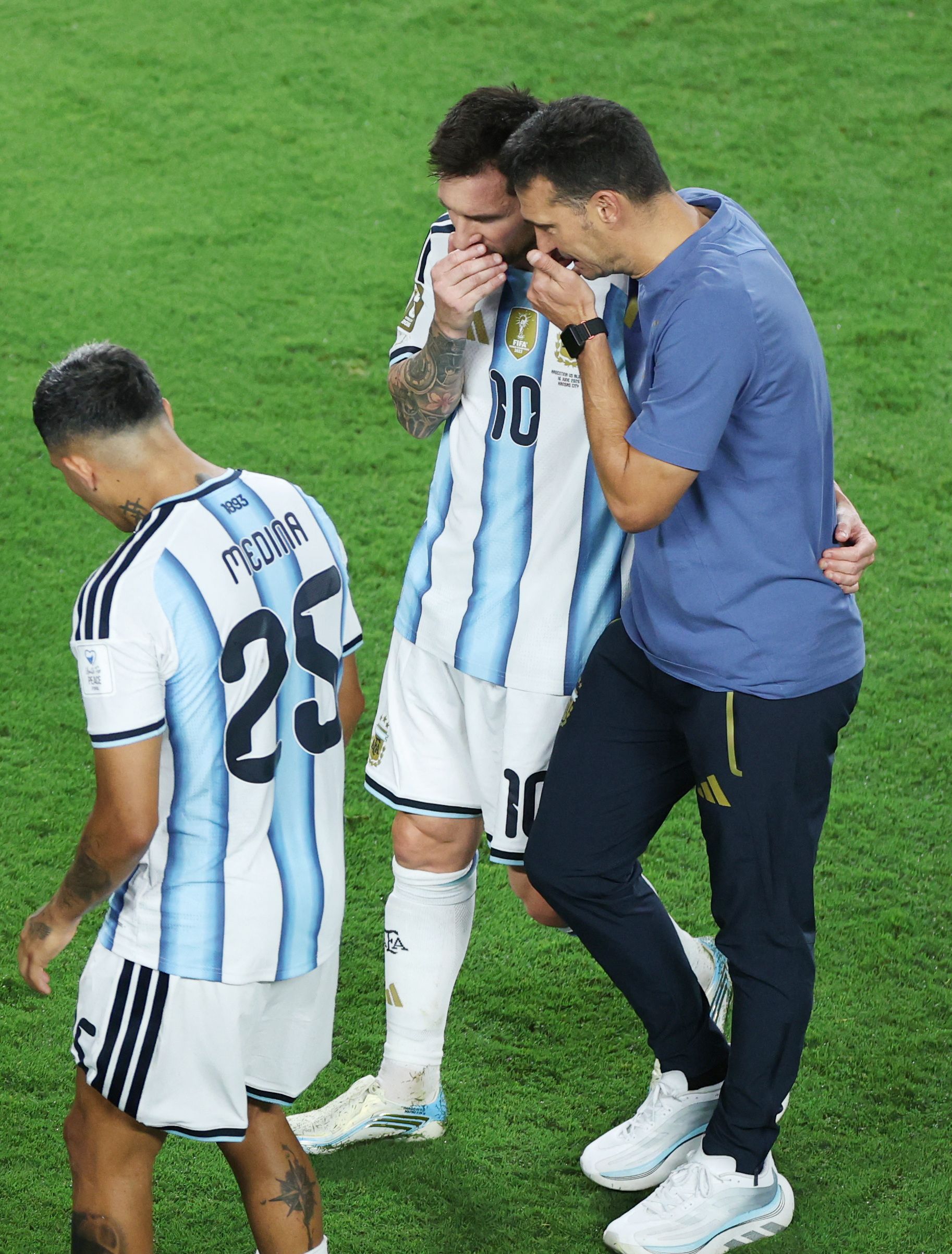 Lionel Messi mit Argentinien-Teamchef Lionel Scaloni