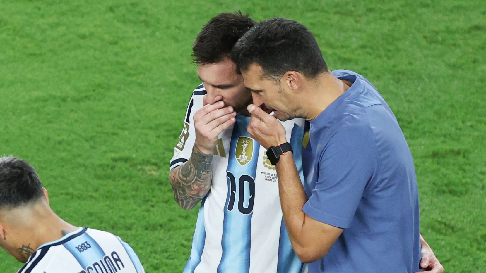 Lionel Messi mit Argentinien-Teamchef Lionel Scaloni